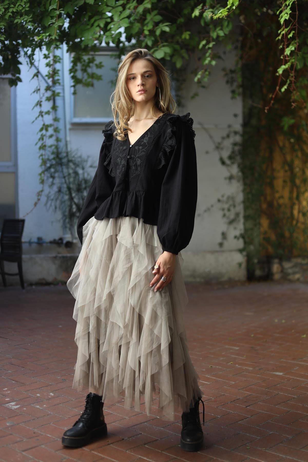 Siyah V Yaka Düğmeli İşlemeli Güpürlü Bluz