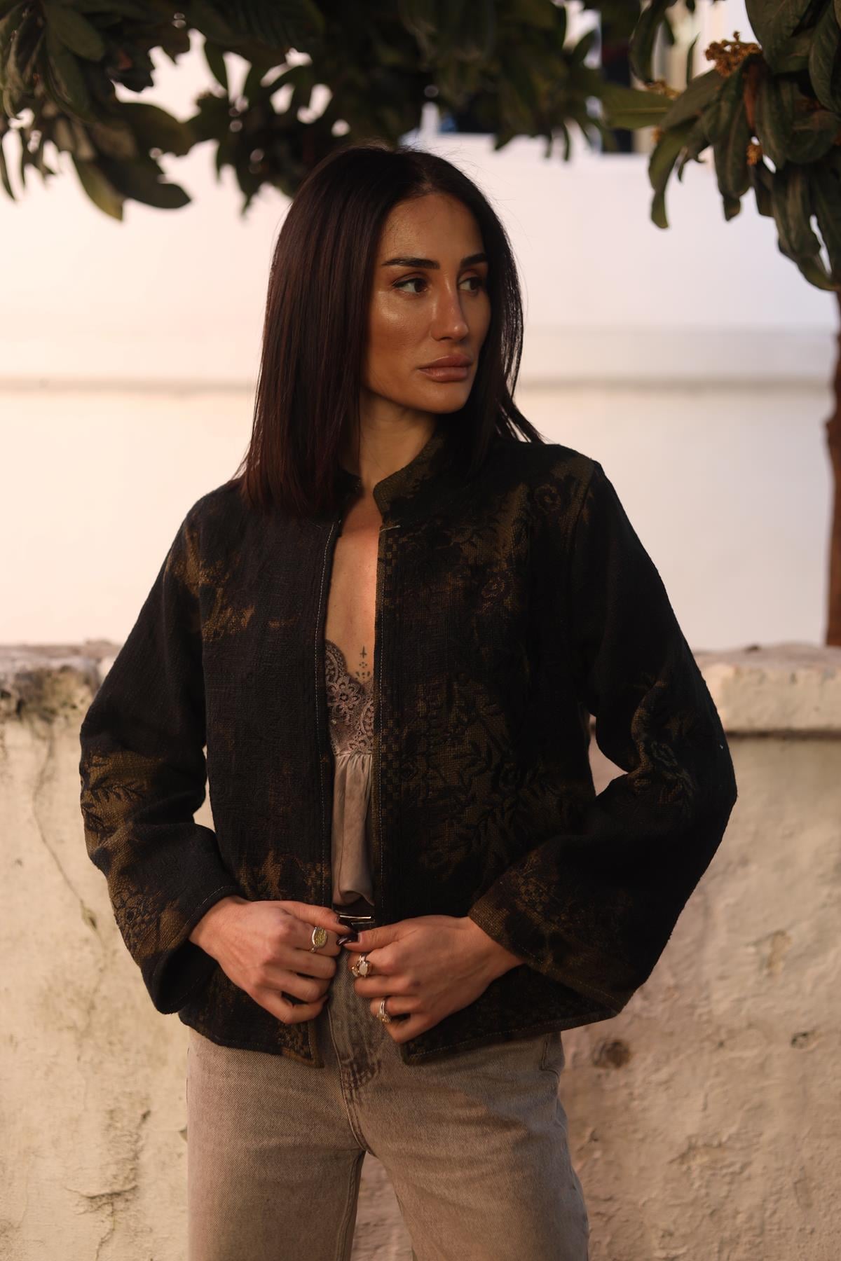 Siyah Batikli Nakışlı Ceket