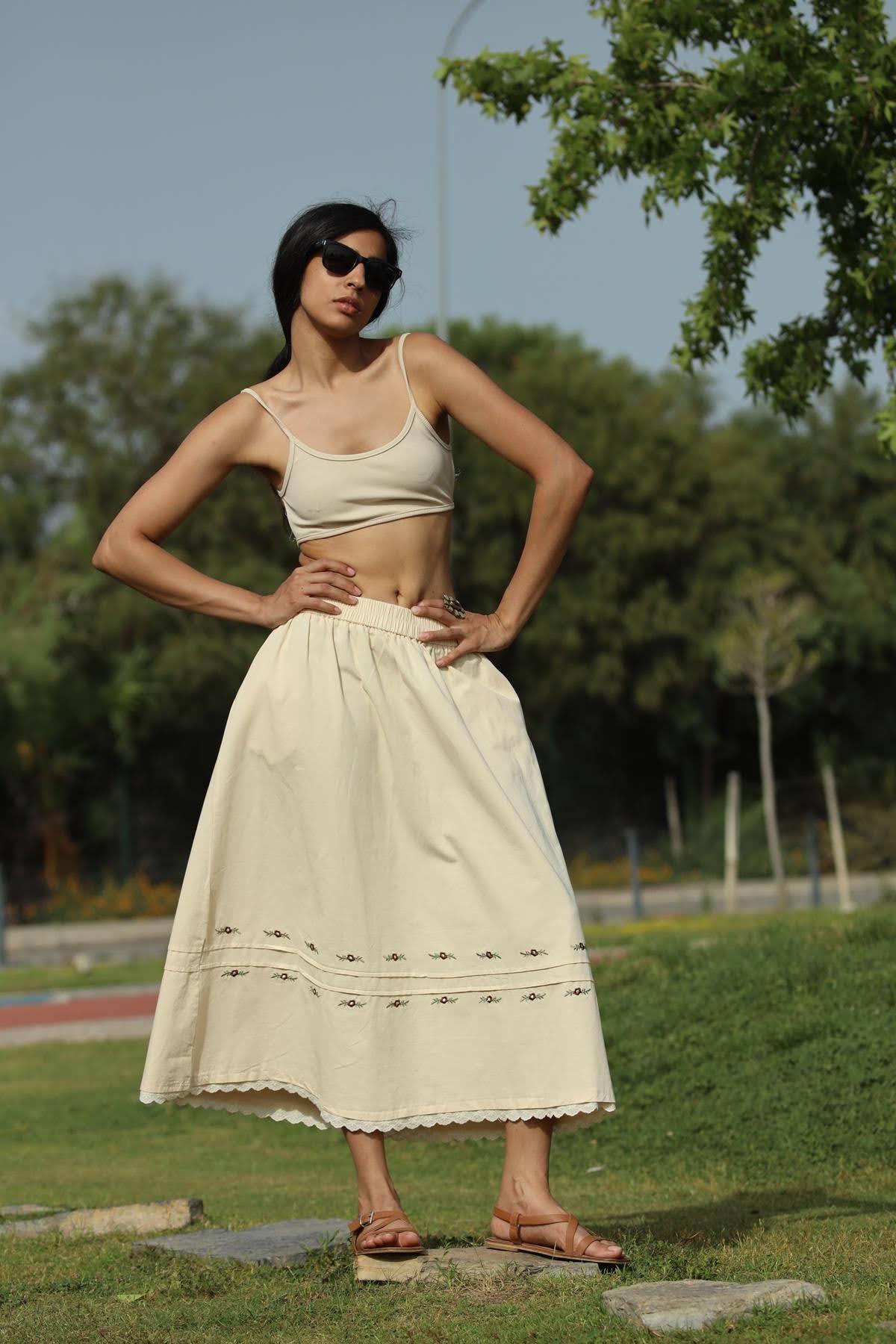 Krem Rengi Güpür Detaylı Nakışlı Etek