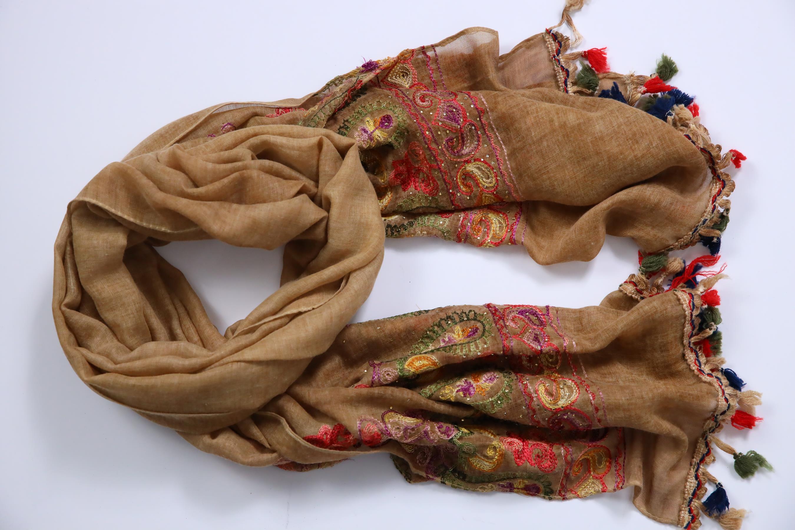  Camel Rengi İşlemeli Boncuklu Şal