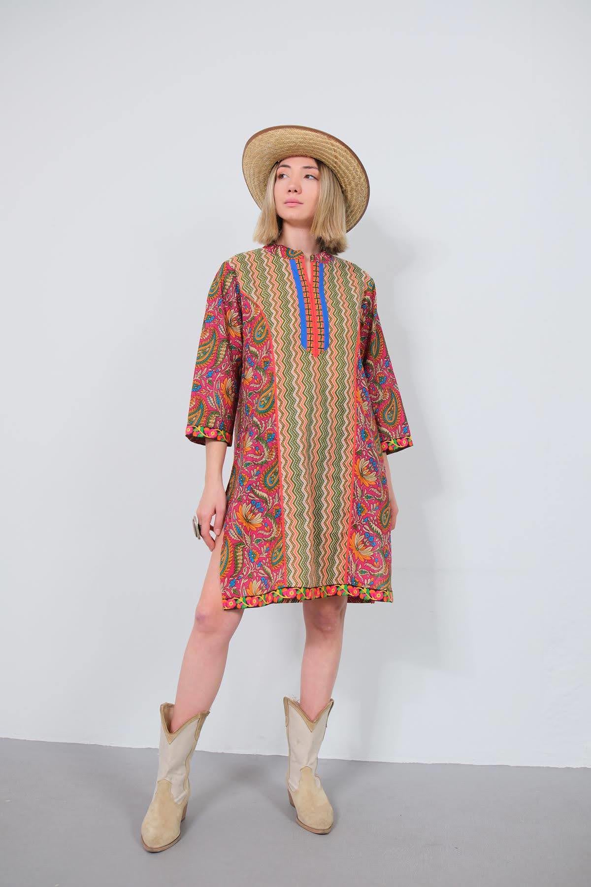 Renkli Yakası Kesik Desenli Elbise - Şaman Butik Renkli Yakası Kesik Desenli Elbise