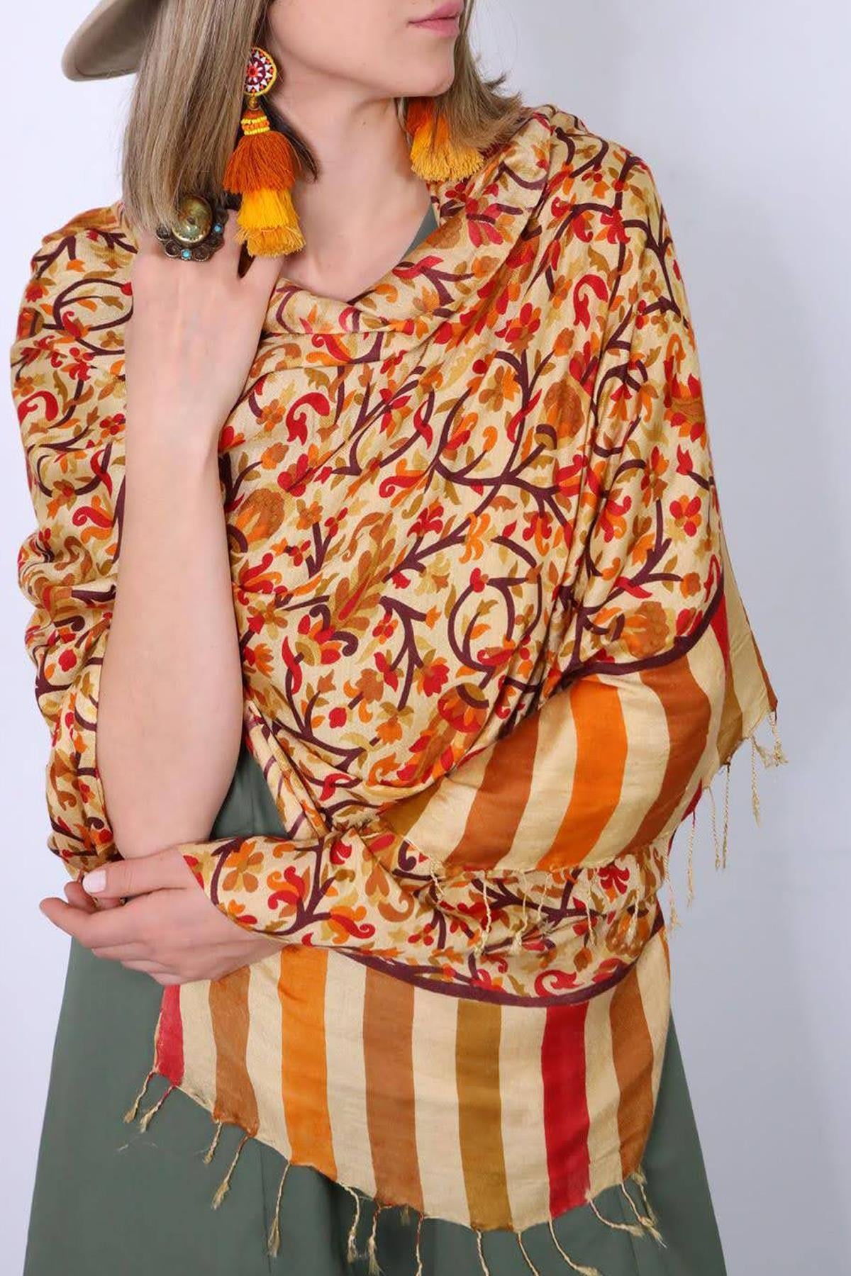 Krem Rengi Püsküllü Desenli İpek Şal - Şaman Butik Krem Rengi Püsküllü Desenli İpek Şal