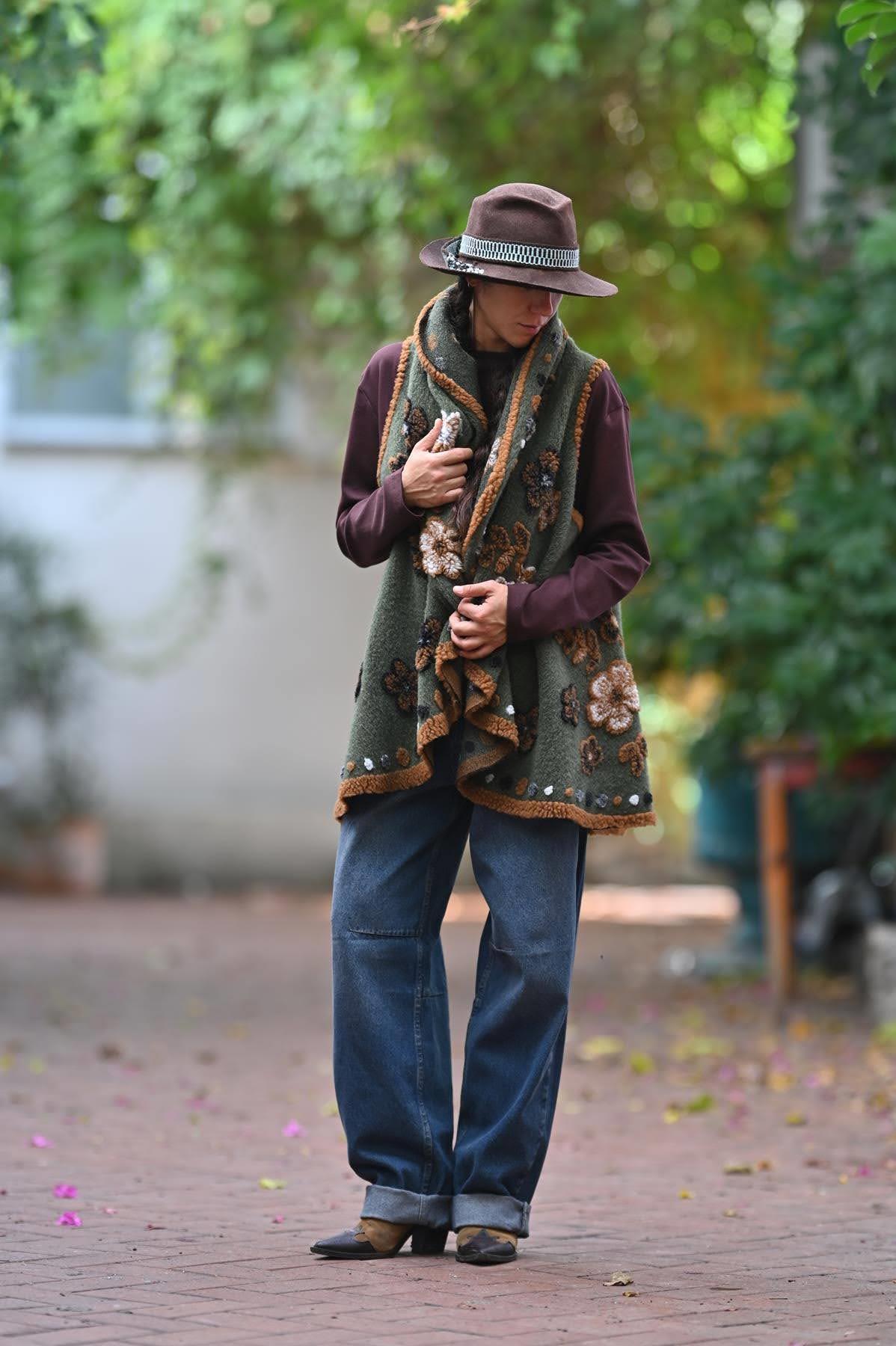 Haki Çiçek Desenli Keçe Yelek