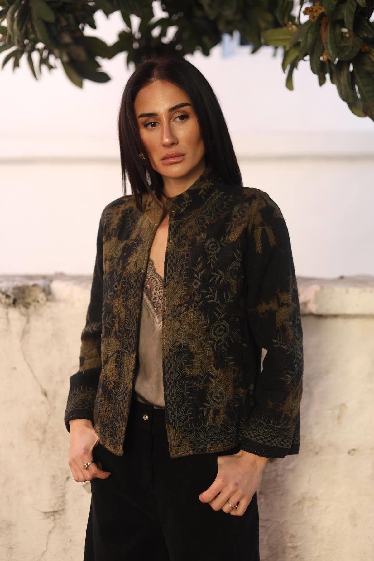 Siyah Batikli Nakışlı Ceket