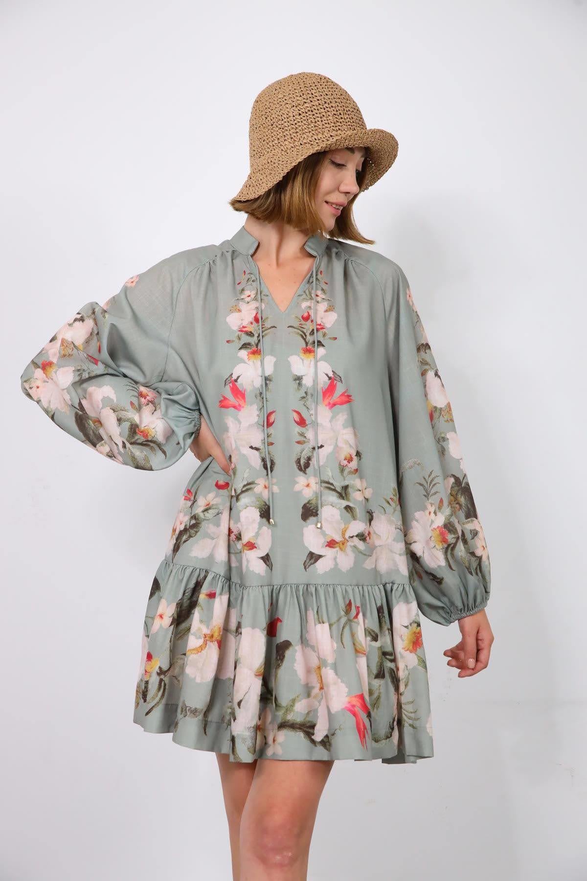 Açık Haki Çiçek Desenli Hakim Yaka Pileli Mini Elbise - Şaman Butik Açık Haki Çiçek Desenli Hakim Yaka Pileli Mini Elbise