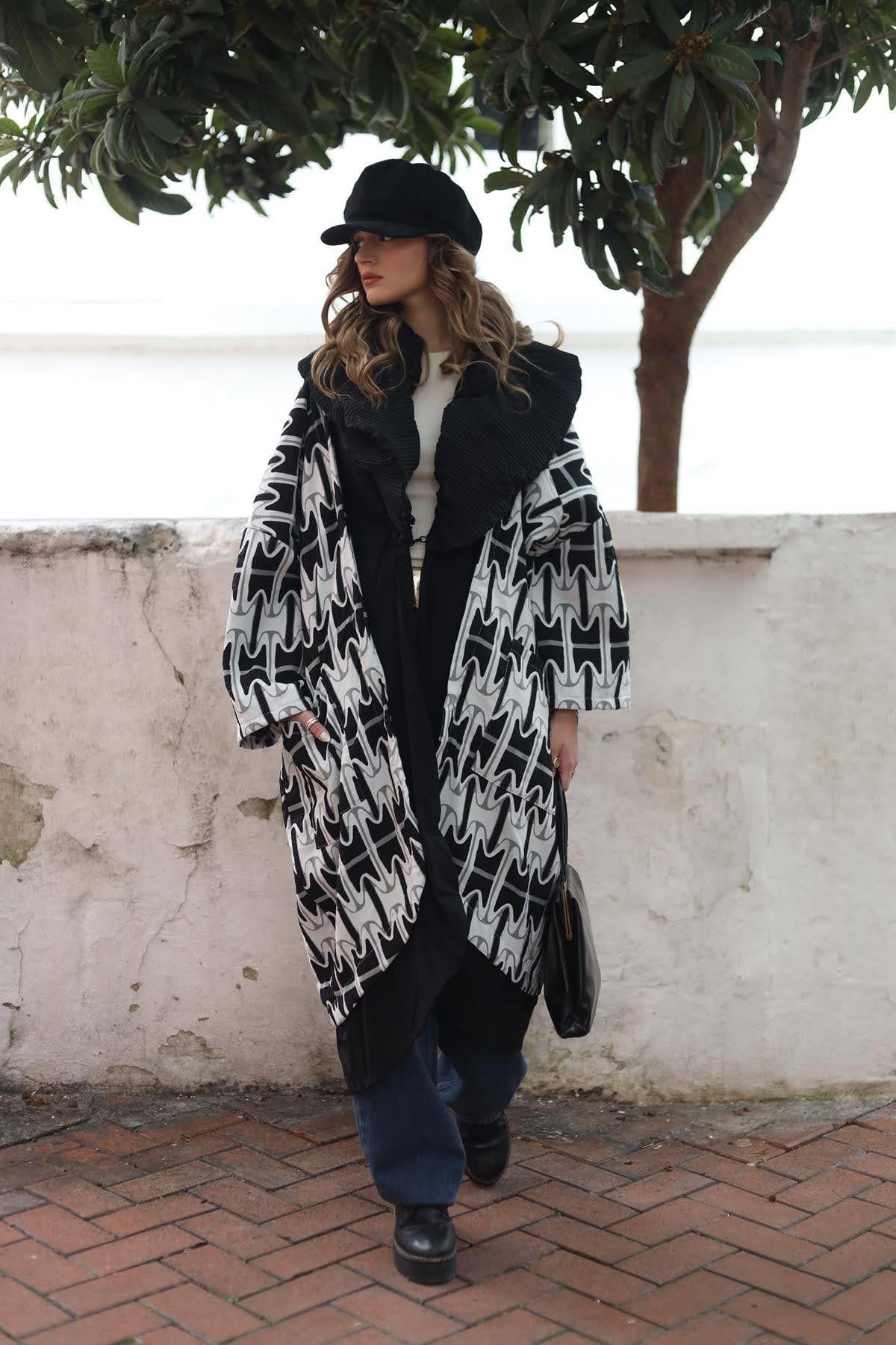 Siyah Beyaz Büyük Yakalı Desenli Mont
