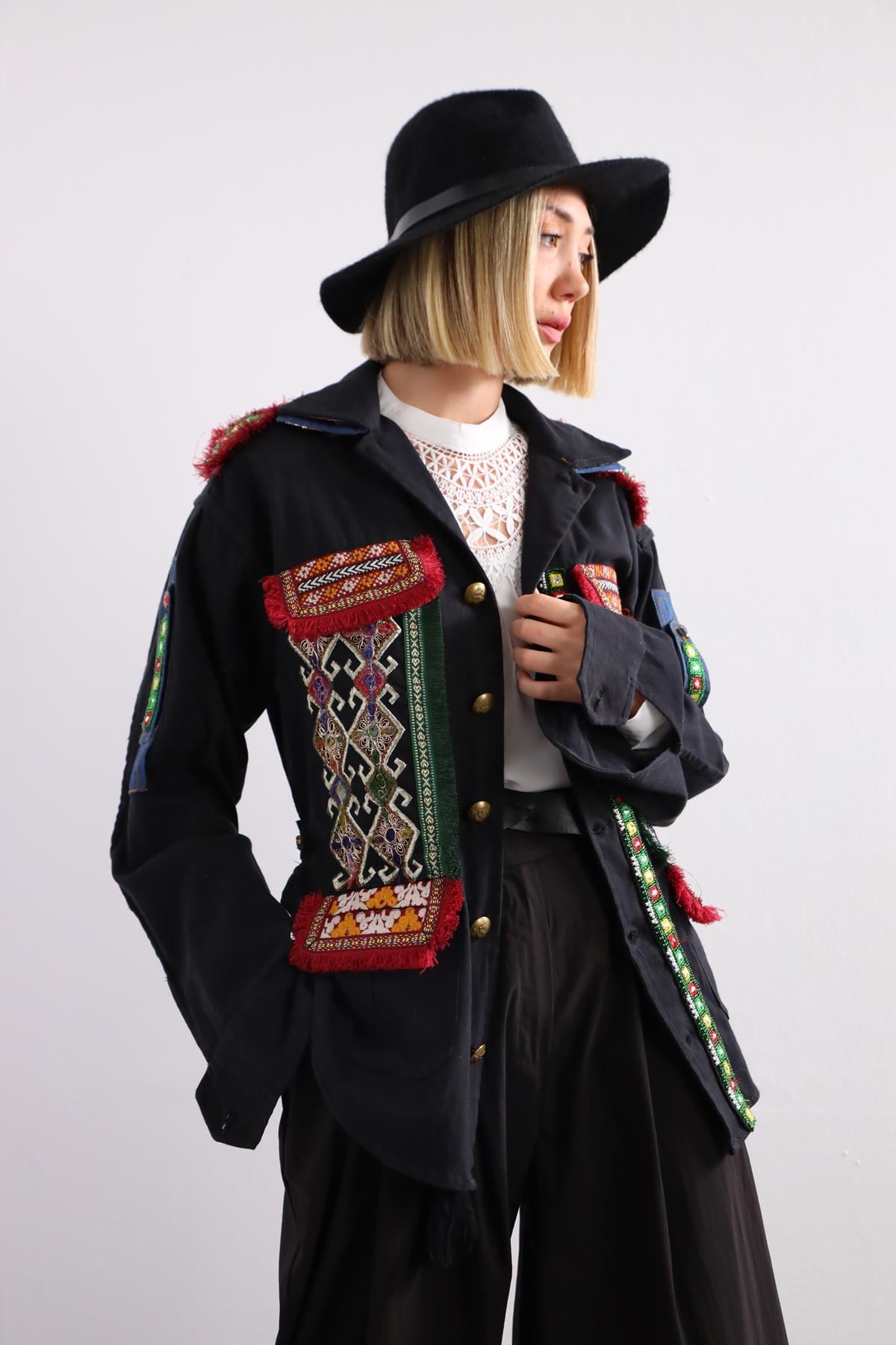  Siyah İşlemeli Yakası Para Detaylı Etnik Ceket