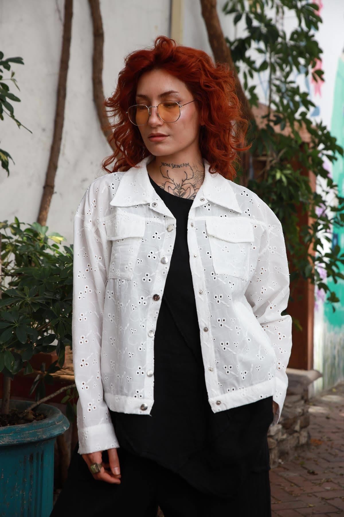 Beyaz Cepleri Kapaklı Fisto Ceket