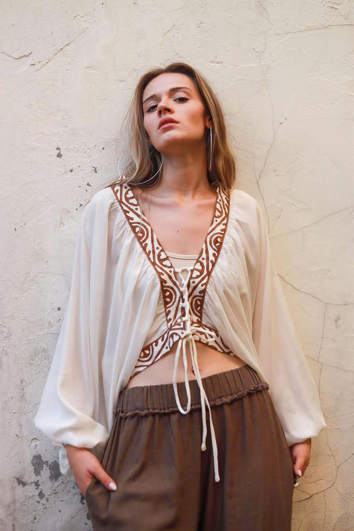 Beyaz Garnili Önü Bağcıklı Bolero