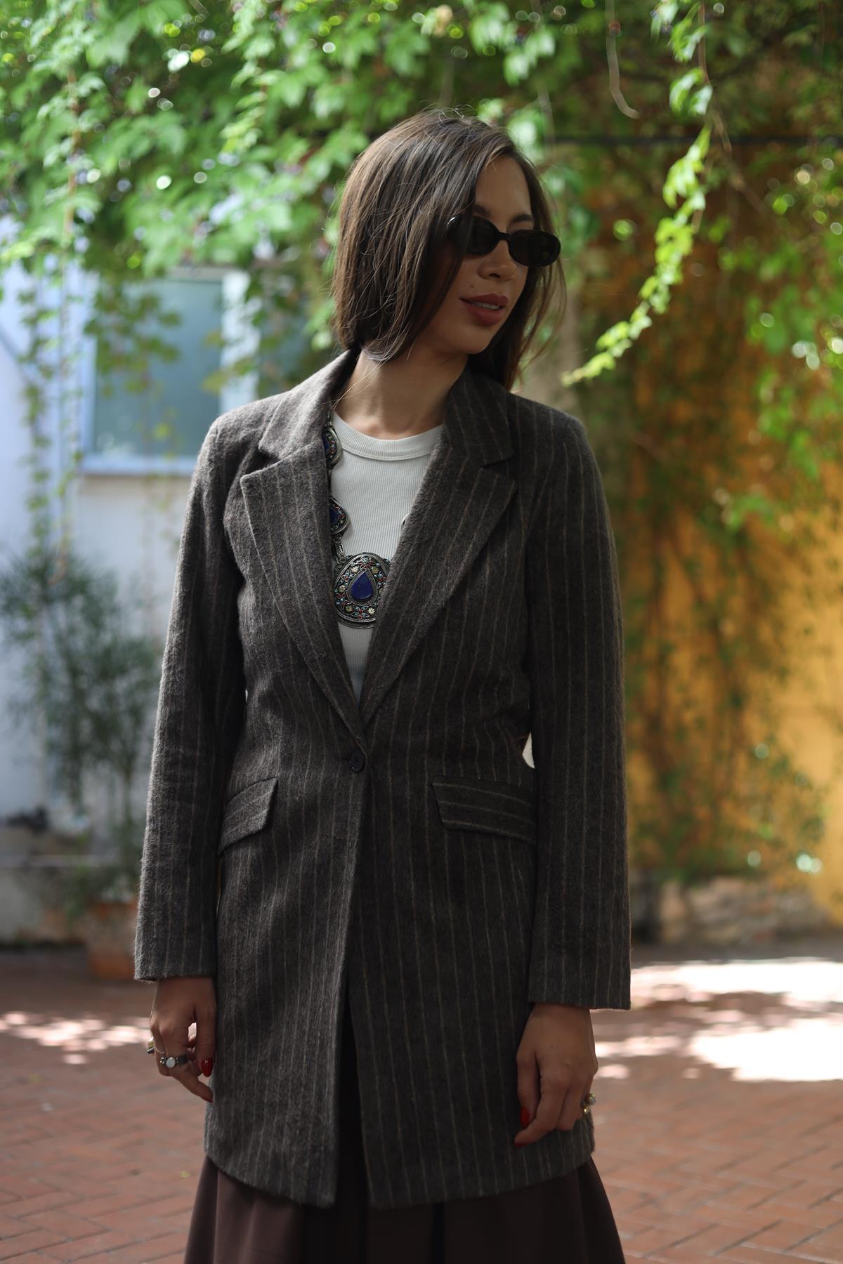 Kahverengi Çizgili Uzun Kaşe Ceket