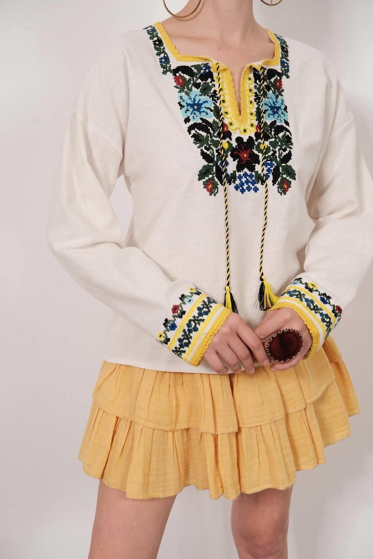  Ekru Kesik Kare Yaka İşlemeli İşlemeli Püsküllü Bluz