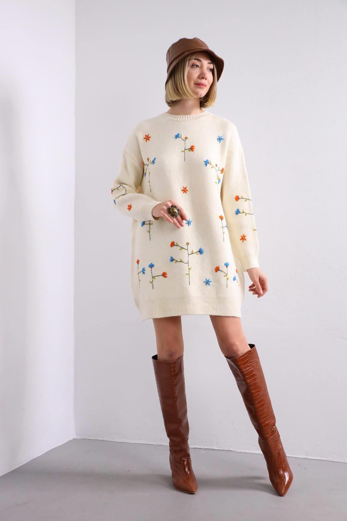 Ekru Çiçek İşlemeli Boncuk Detaylı Uzun Kazak - Şaman Butik Ekru Çiçek İşlemeli Boncuk Detaylı Uzun Kazak