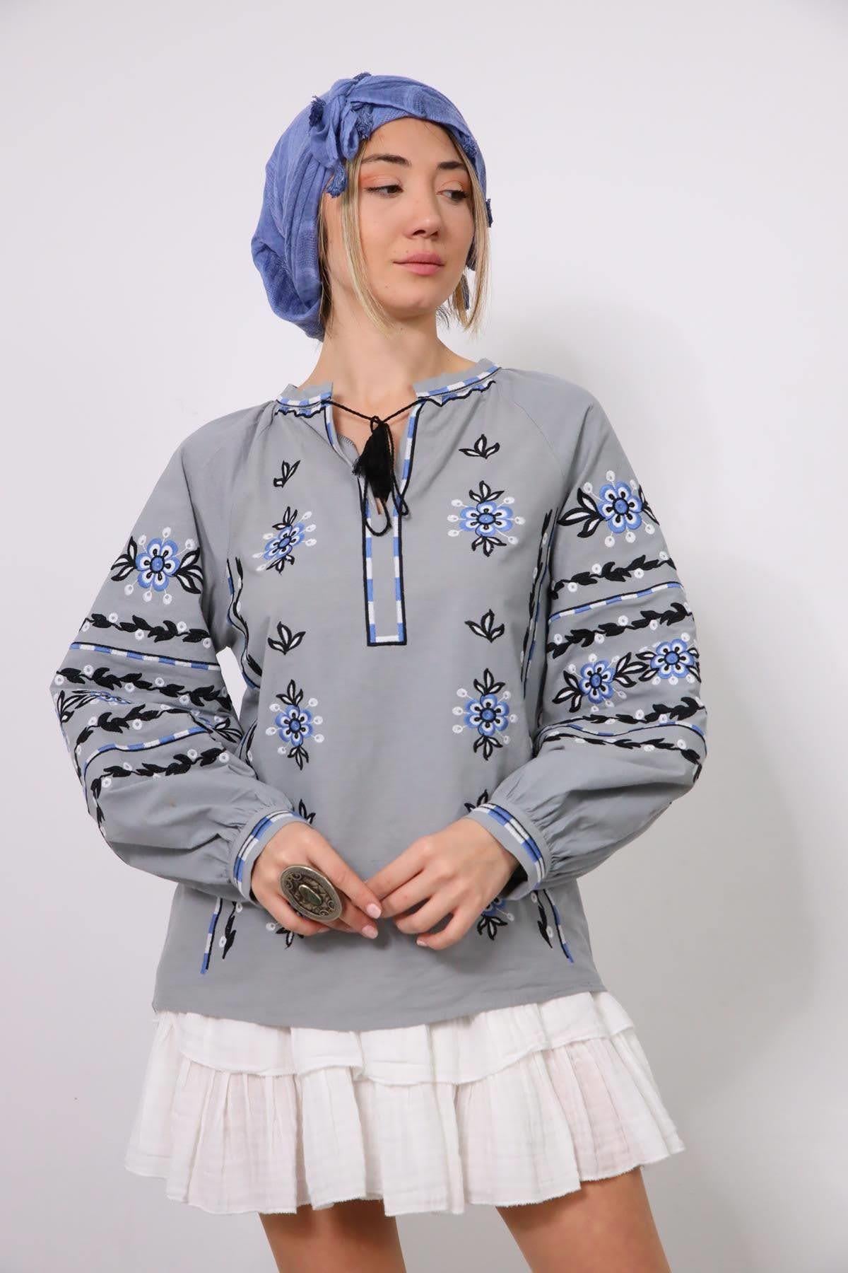 Gri İşlemeli Yakası İpli Balon Kol Bluz - Şaman Butik Gri İşlemeli Yakası İpli Balon Kol Bluz