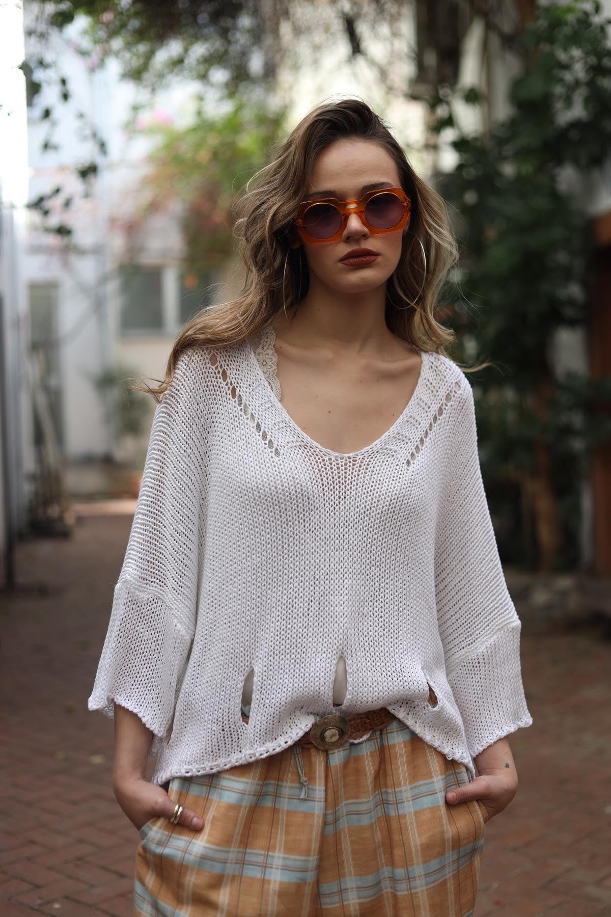 Beyaz Yakası ve Eteği Ajurlu Triko Bluz