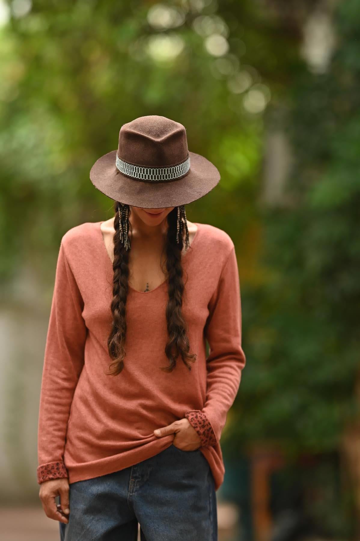 Kiremit Rengi V Yaka İçi Leopar Desenli Triko Bluz