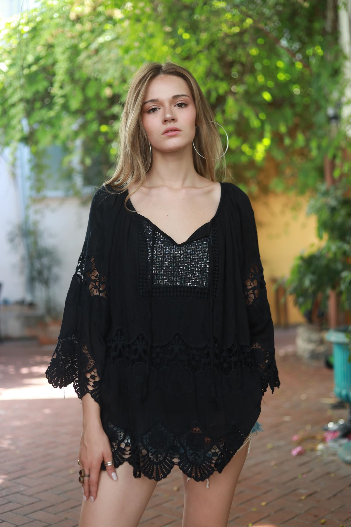 Siyah Dantelli Payet Detaylı İpek Bluz