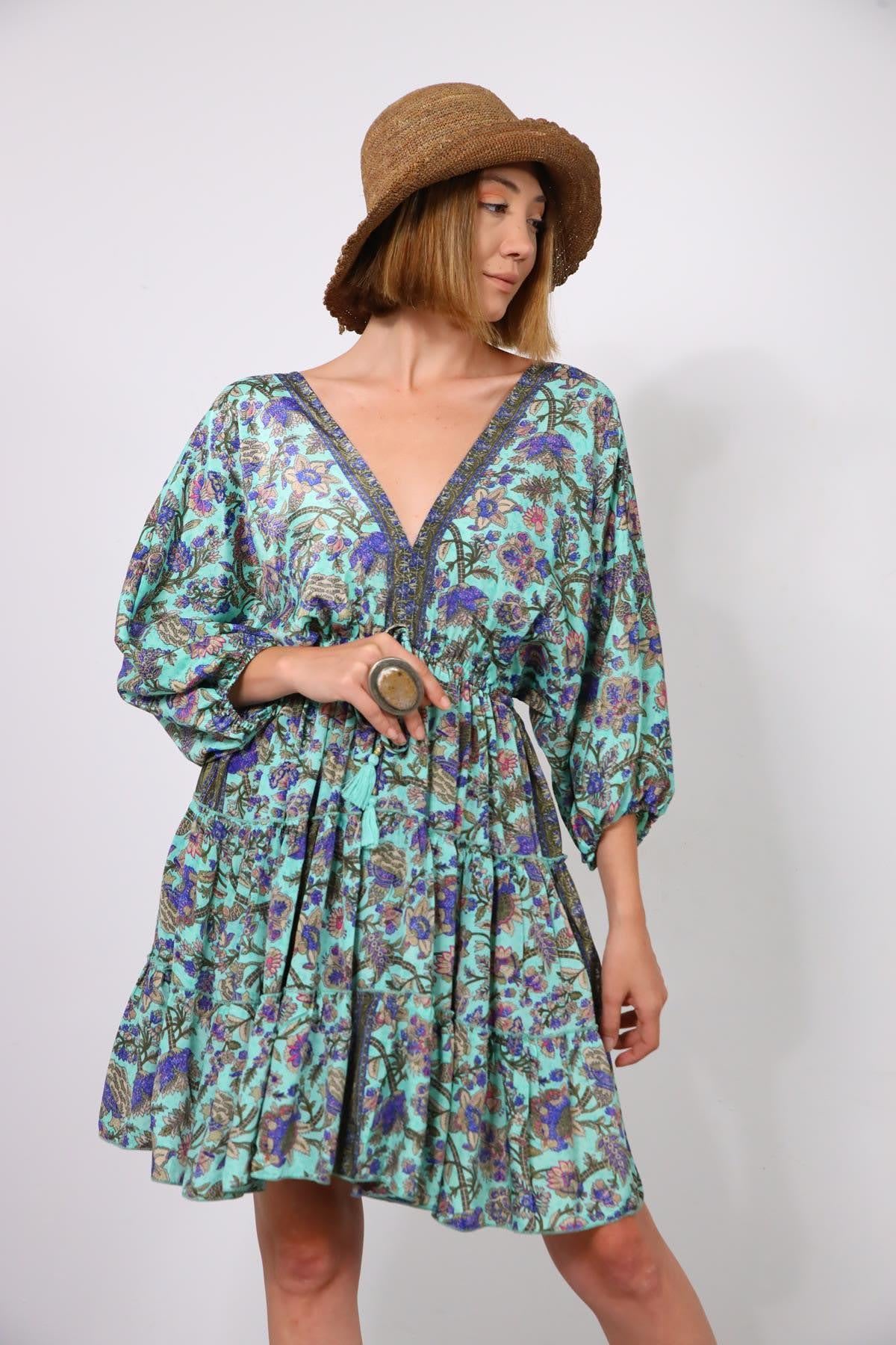 Turkuaz Desenli V Yaka Sırt Dekolteli Kısa İpek Elbise - Şaman Butik Turkuaz Desenli V Yaka Sırt Dekolteli Kısa İpek Elbise