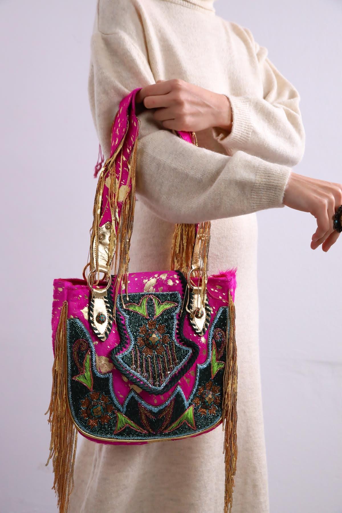  Pembe Tay Tüyü İşlemeli Bohem Çanta