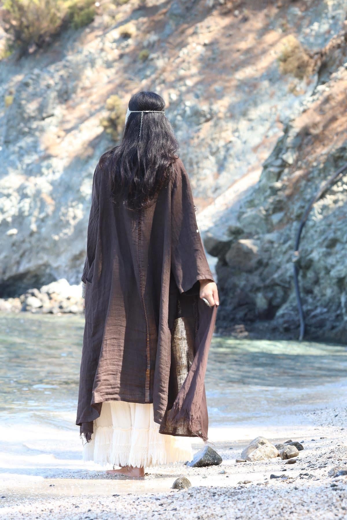 Kahverengi Sırt Detaylı Keten Kaftan - Şaman Butik Kahverengi Sırt Detaylı Keten Kaftan