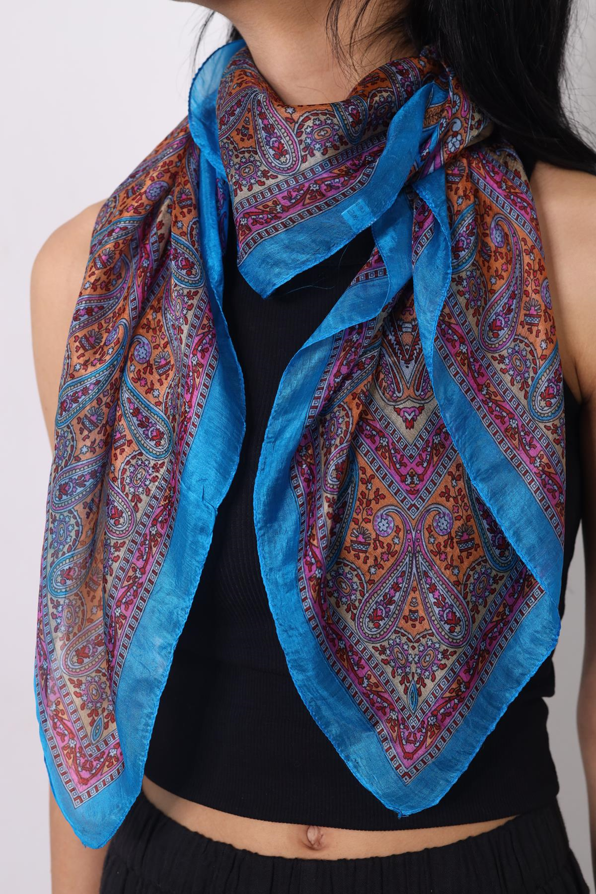 Turkuaz Desenli Kare İpek Şal