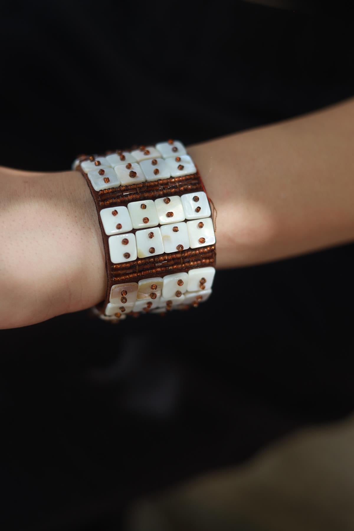 Sedef Detaylı Tasma Bileklik