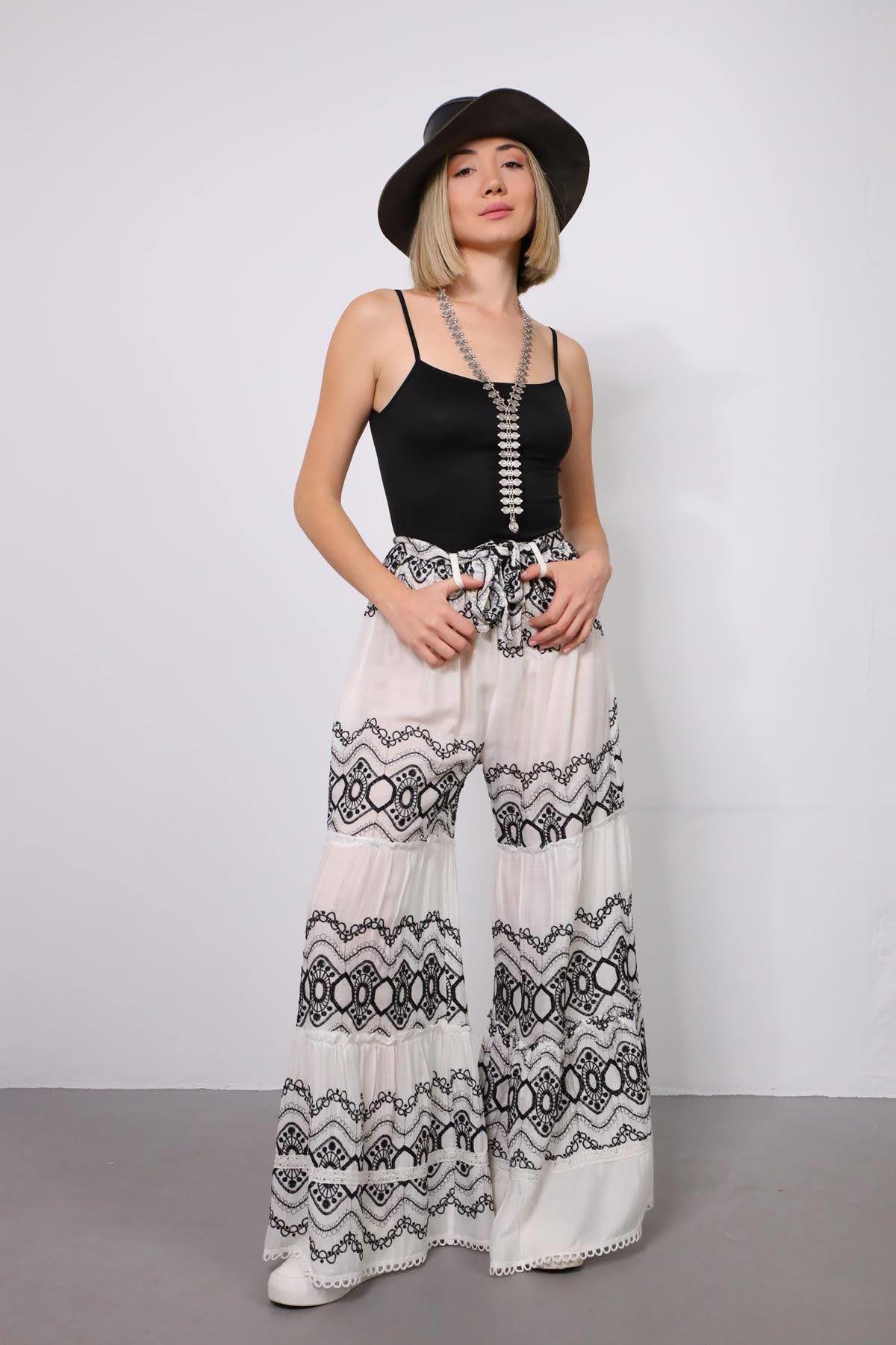 Beyaz İşlemeli Kemer Detaylı İspanyol Paça Pantolon - Şaman Butik Beyaz İşlemeli Kemer Detaylı İspanyol Paça Pantolon