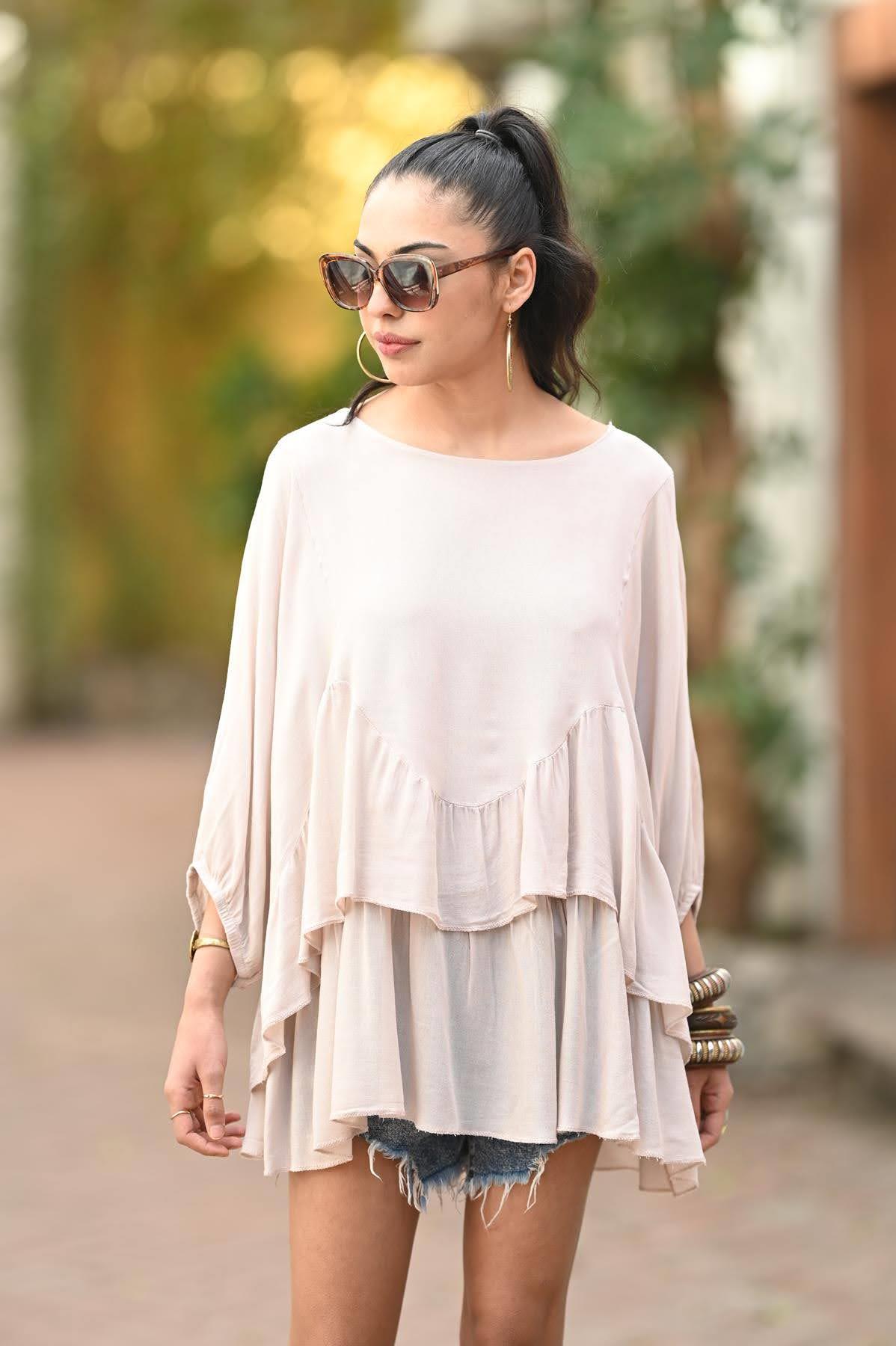 Krem Rengi Dikiş Detaylı Katlı Volanlı Bluz