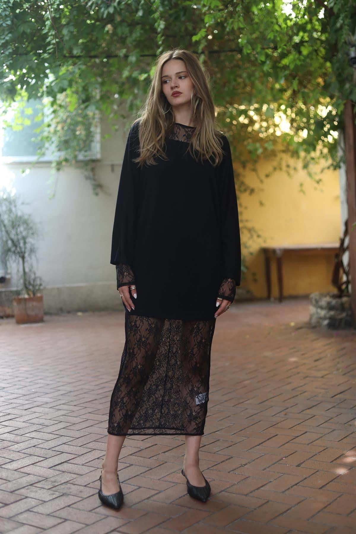 Siyah Sırtı Düğmeli Dantel Elbise