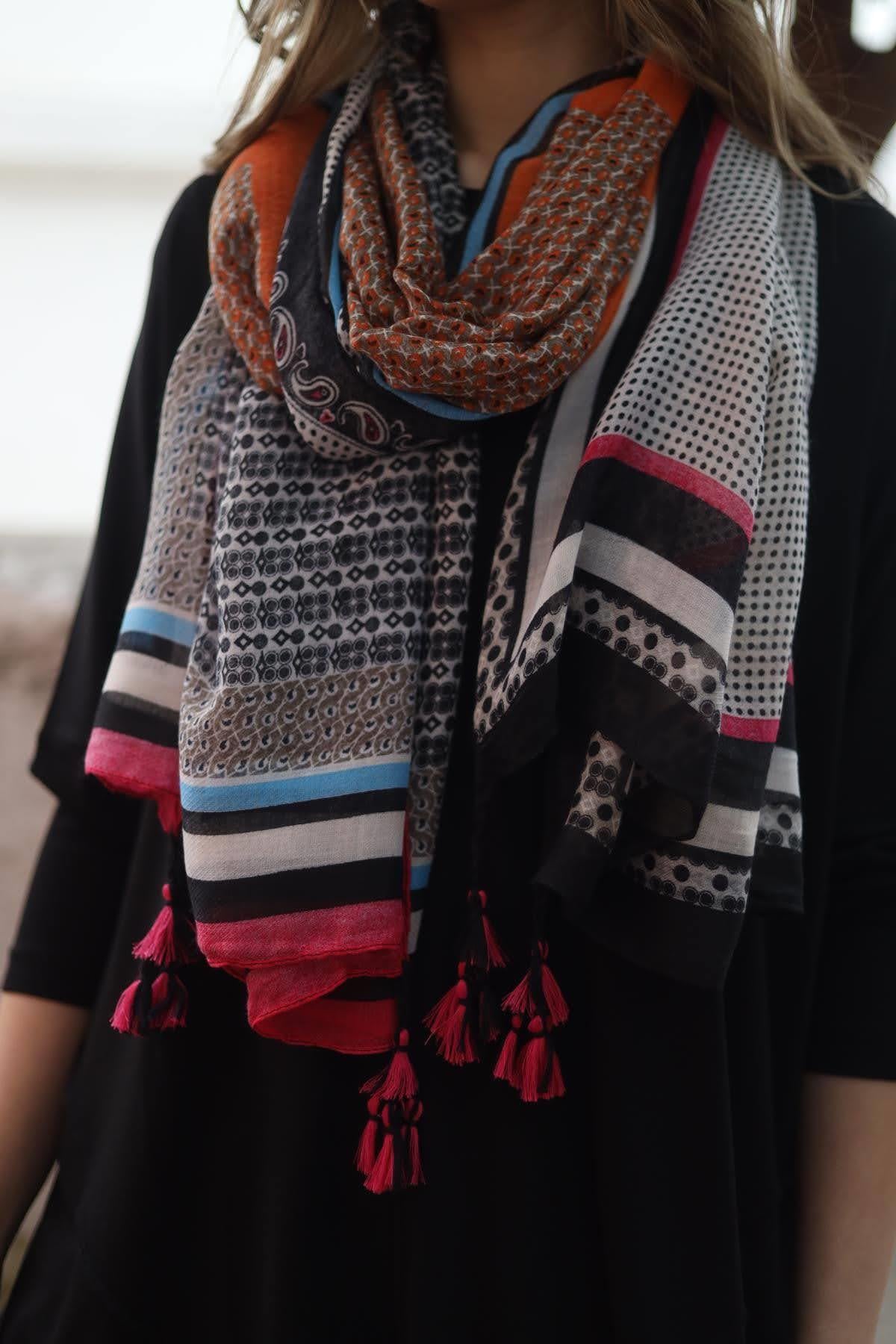 Ekru Püsküllü Parça Parça Desenli Otantik Şal