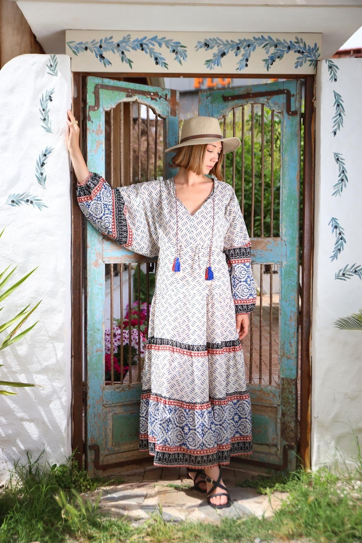 Ekru Püsküllü V Yaka Garnili Elbise - Şaman Buti Ekru Püsküllü V Yaka Garnili Elbise