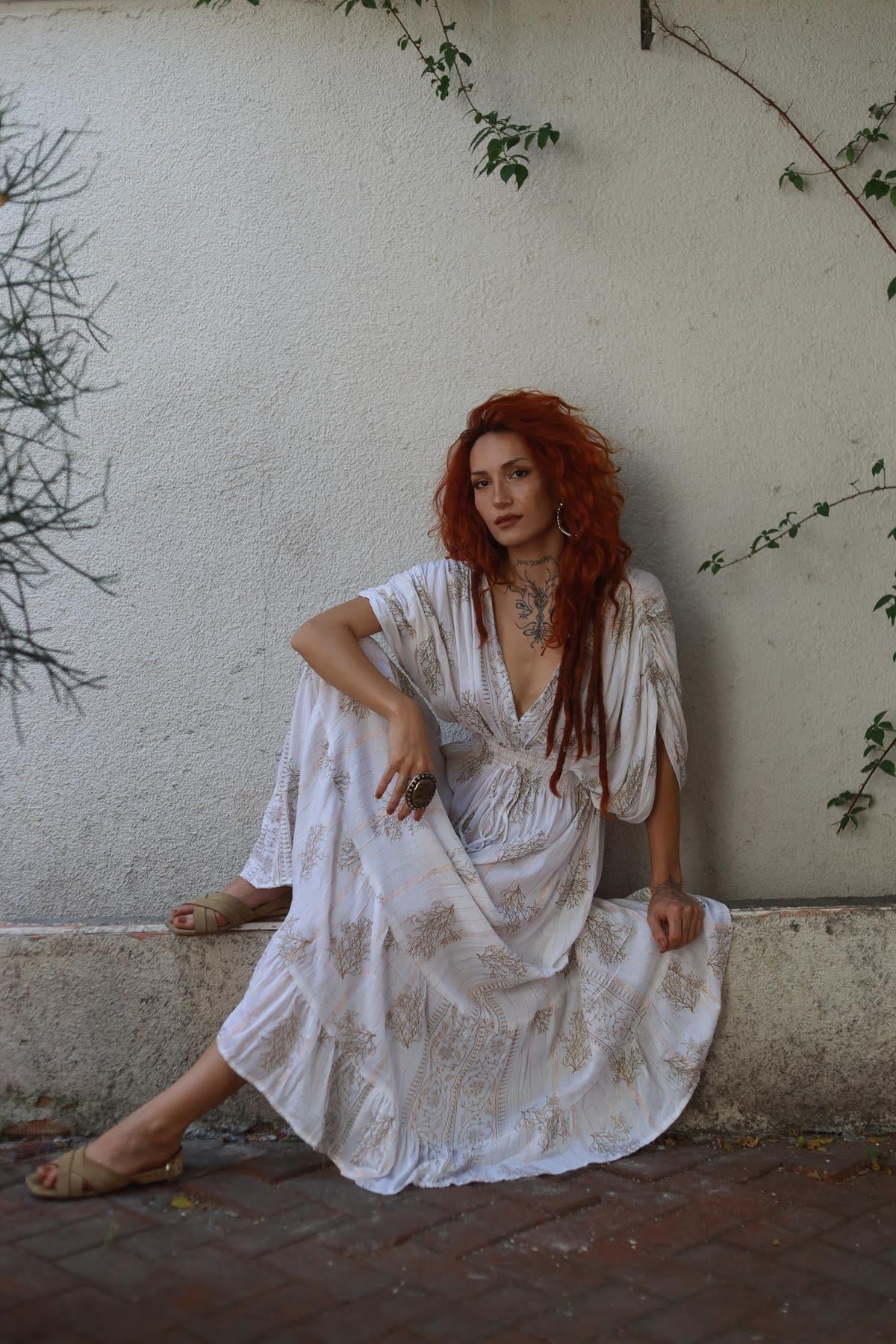 Beyaz Gold Detaylı Omzu Büzgülü Otantik Elbise