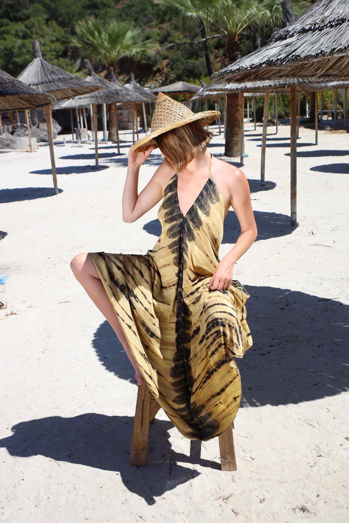 Bej Önü Arkası V Sırtı Bağcıklı Elbise - Şaman Butik Bej Önü Arkası V Sırtı Bağcıklı Elbise