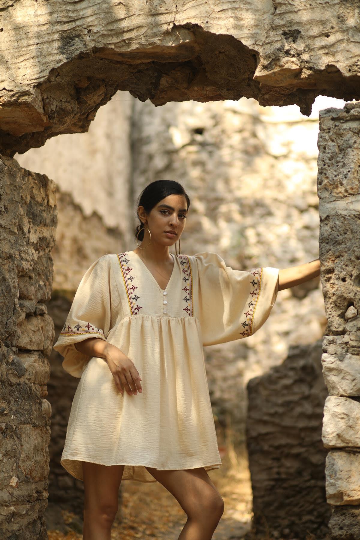 Krem Rengi Düğmeli V Yaka Nakışlı Balon Kol Elbise - Şaman Butik Krem Rengi Düğmeli V Yaka Nakışlı Balon Kol Elbise