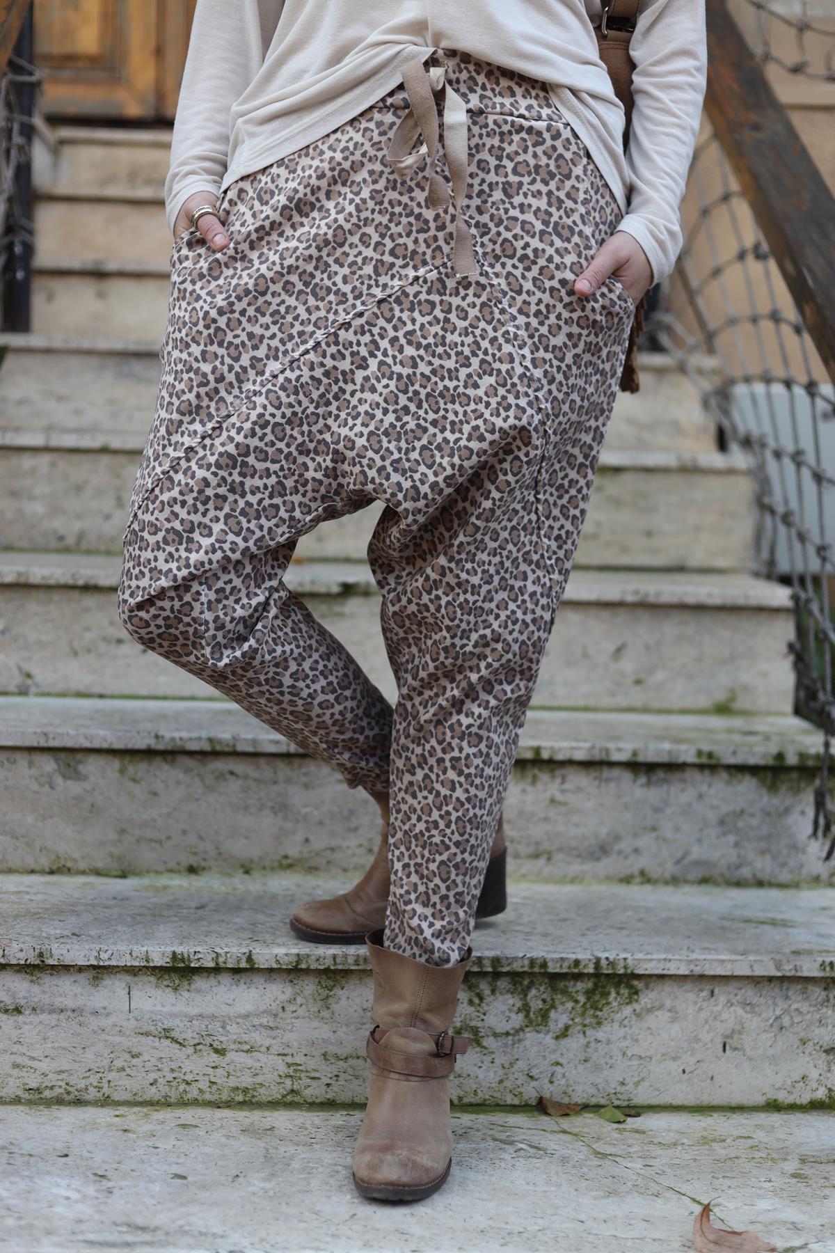 Sütlü Kahve Leopar Desenli Önü Dikişli Pantolon