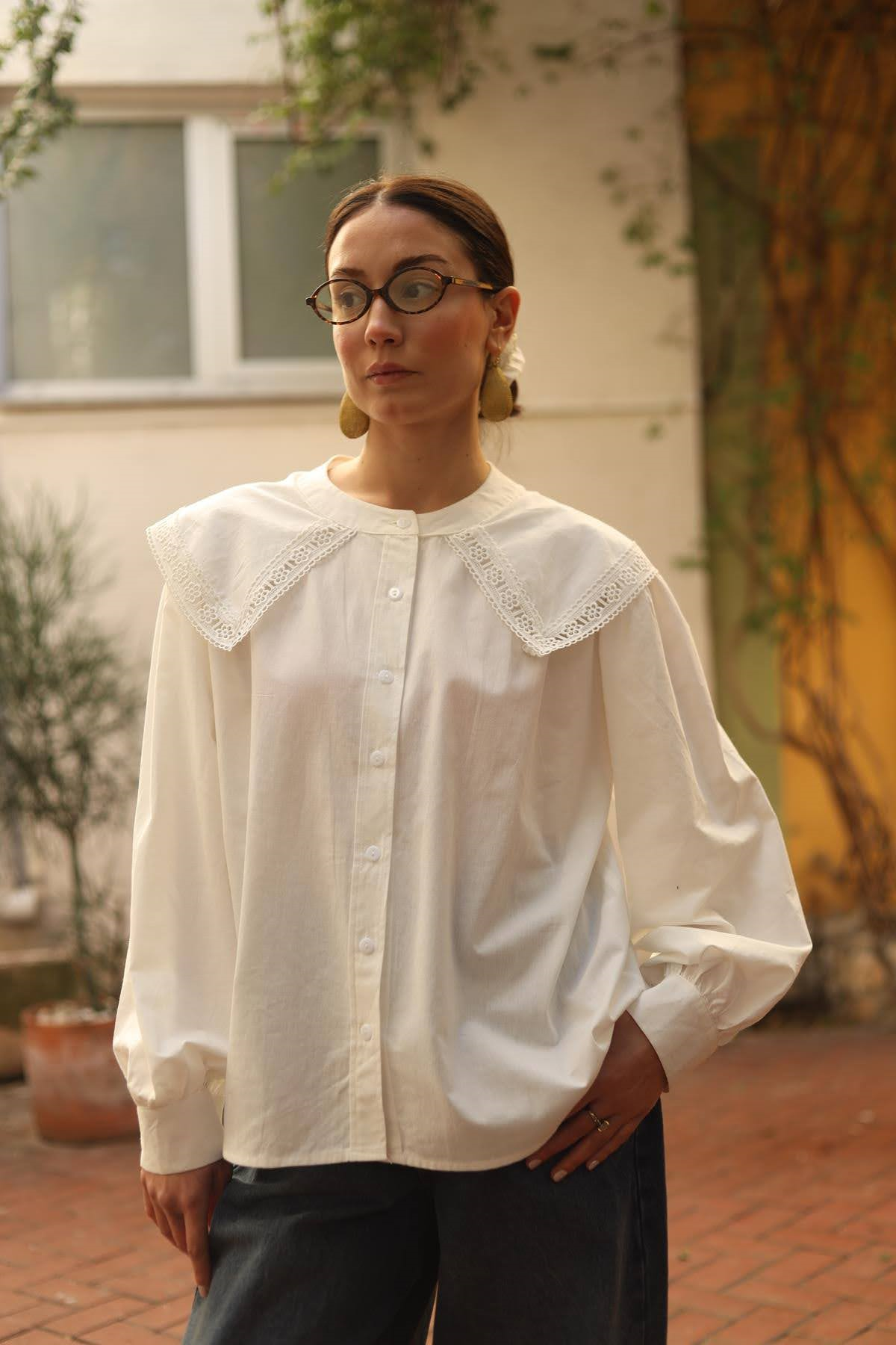 Beyaz Güpürlü Büyük Yakalı Gömlek