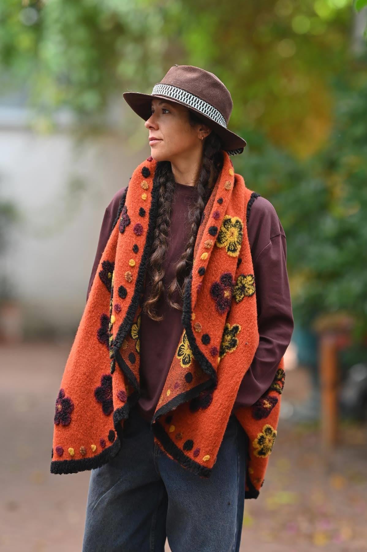 Koyu Turuncu Çiçek Desenli Keçe Yelek