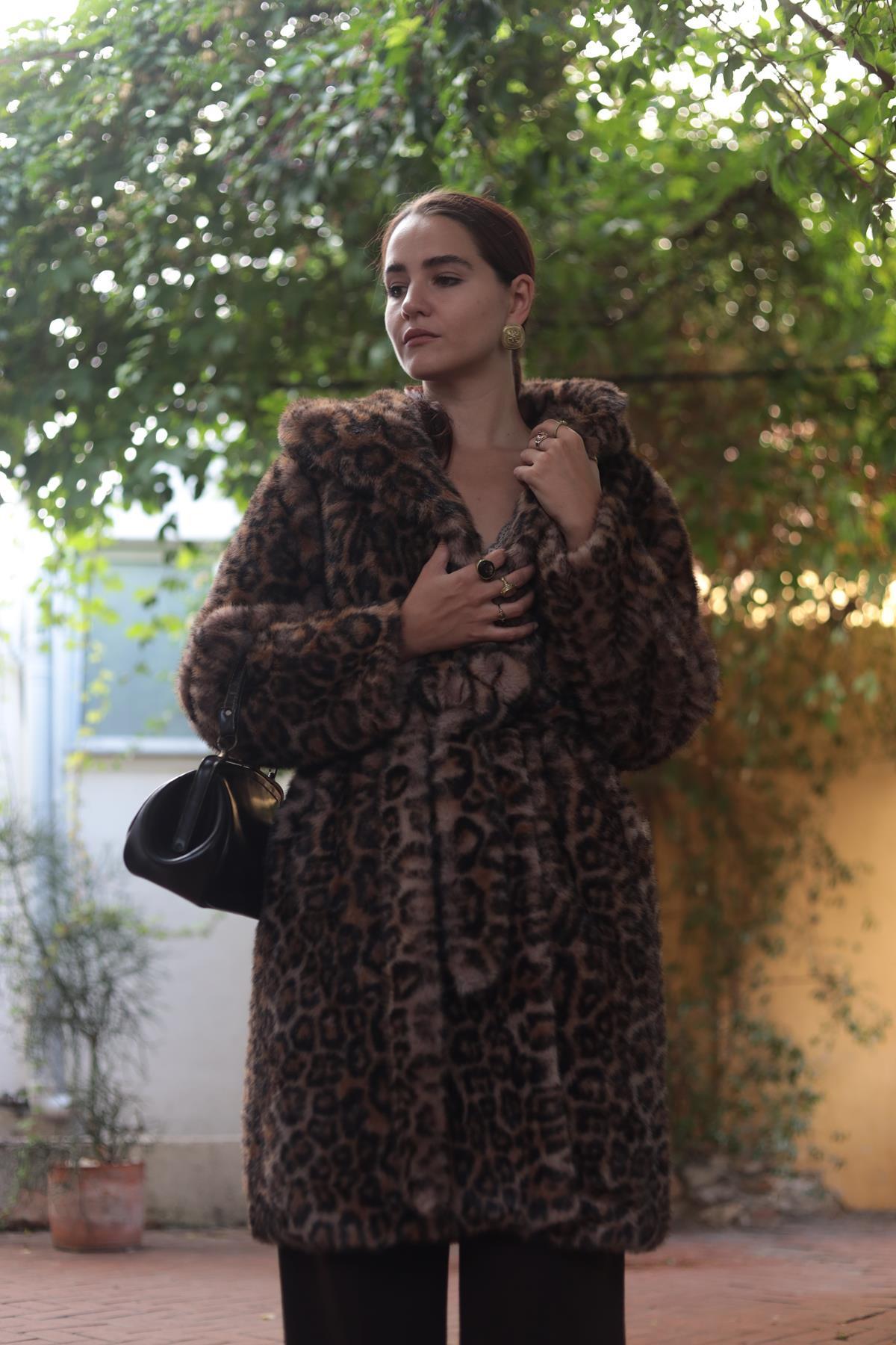 Leopar Desenli Çıtçıtlı Kemerli Kürk Kaban