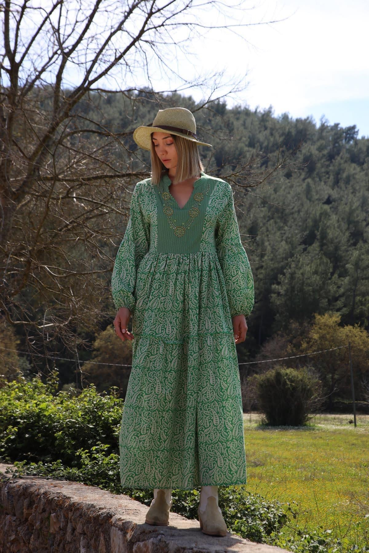 Yeşil Hakim Yaka Boncuk İşlemeli Garnili Elbise - Şaman Butik Yeşil Hakim Yaka Boncuk İşlemeli Garnili Elbise