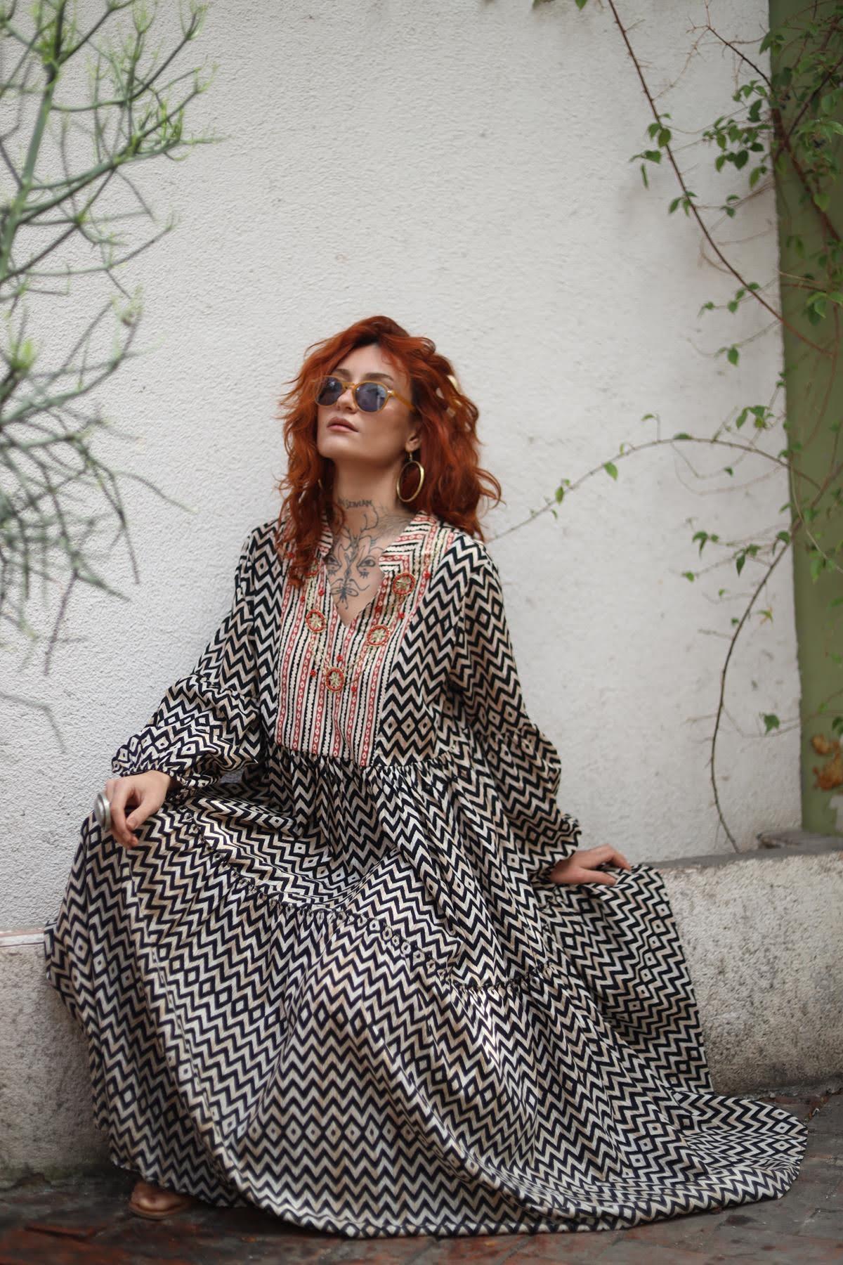 Siyah Desenli Yakası Boncuk İşlemeli Garnili Elbise