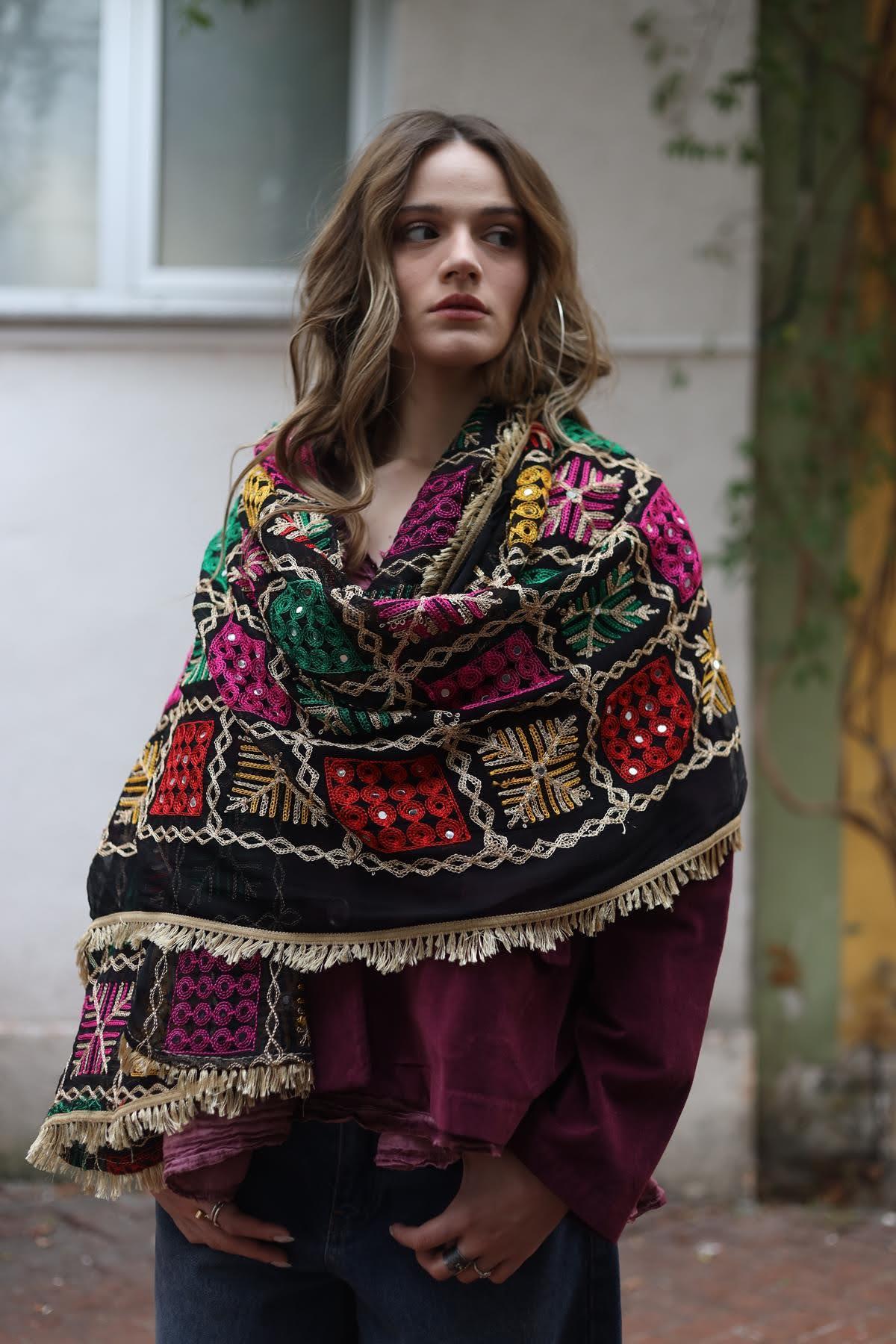 Siyah Kenarları Püsküllü Nakışlı Ayna Detaylı Şal