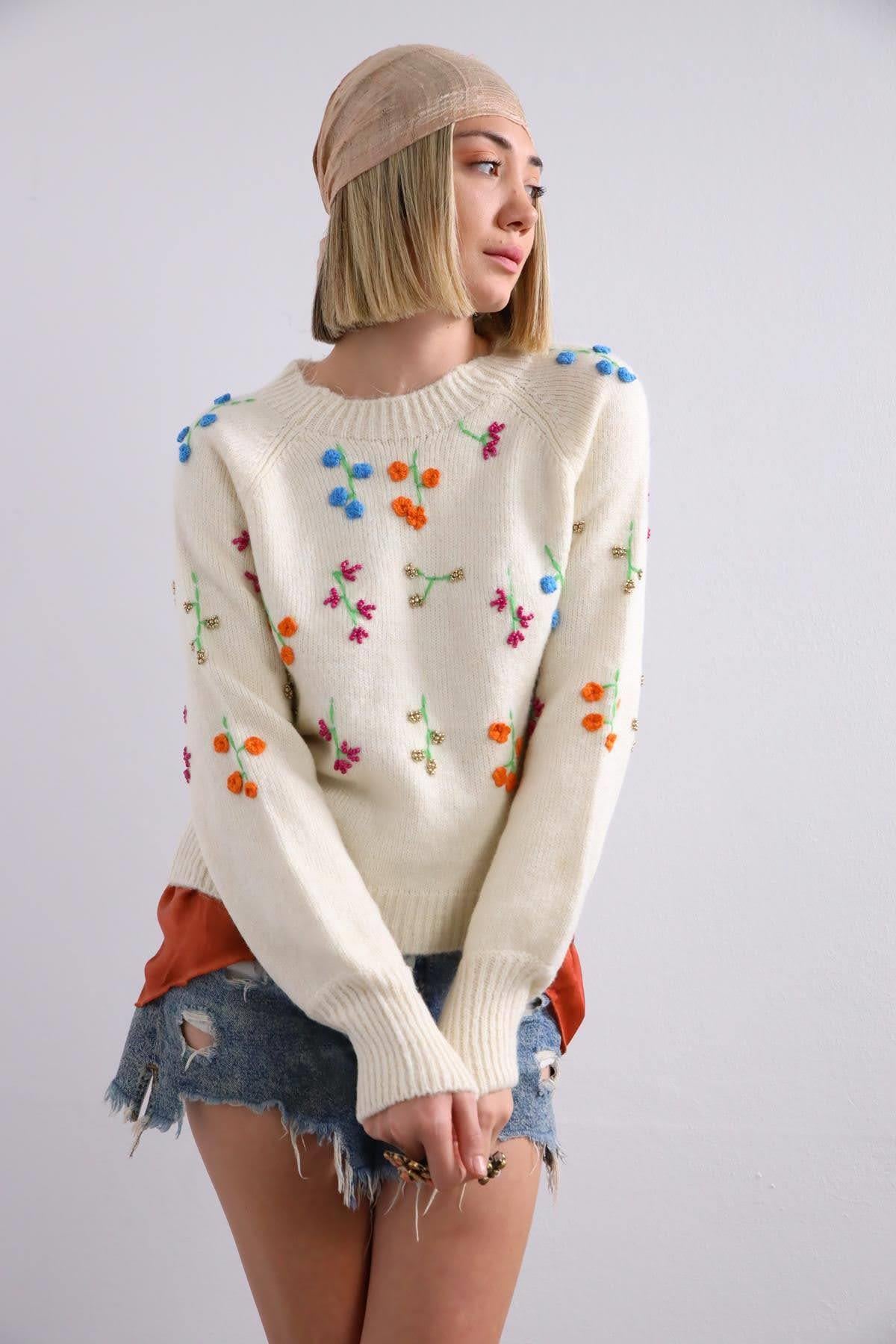 Ekru Çiçek İşlemeli Boncuklu Kazak - Şaman Butik Ekru Çiçek İşlemeli Boncuklu Kazak