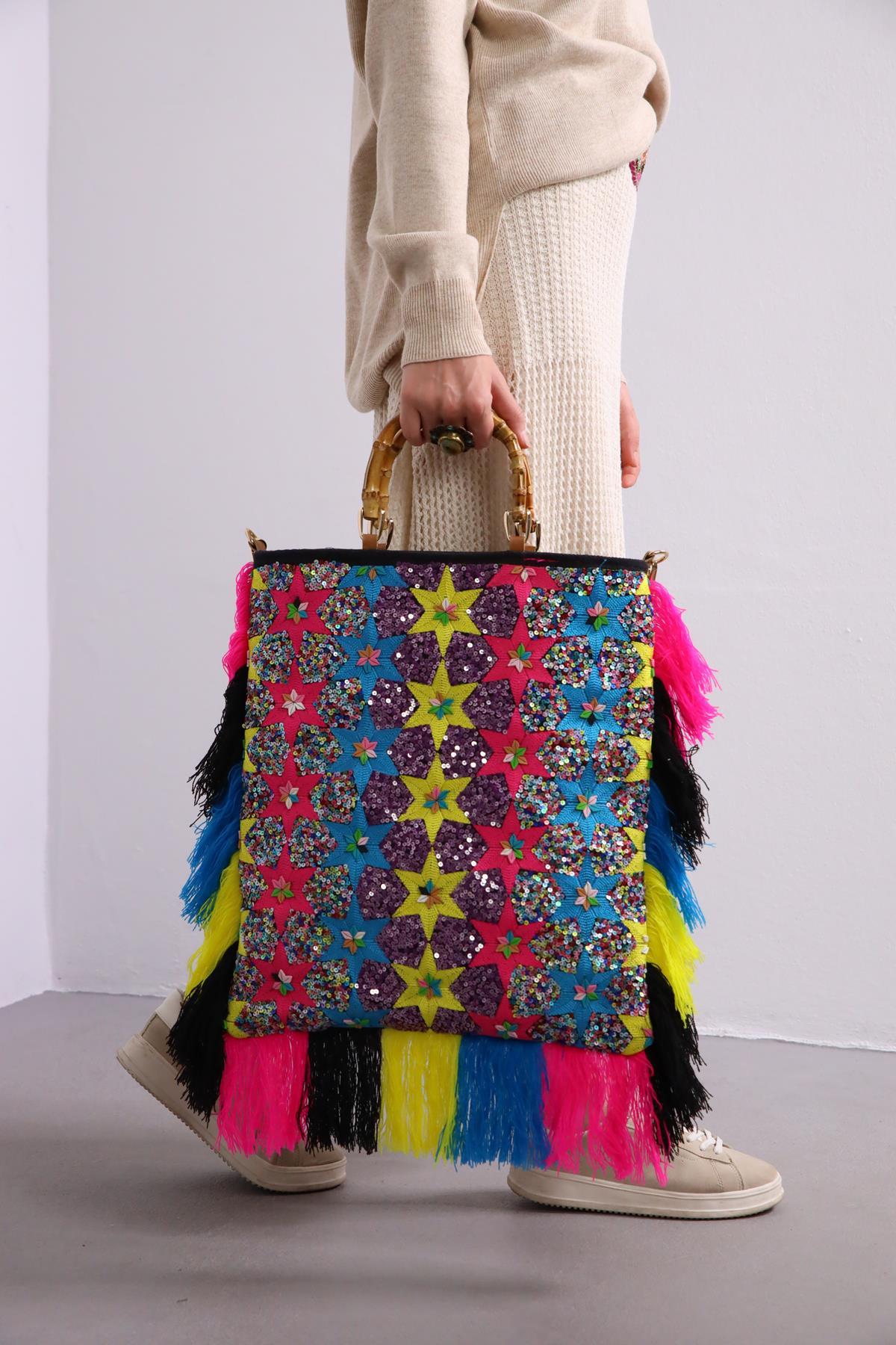  Siyah İşlemeli Tahta Saplı Ponponlu Çanta