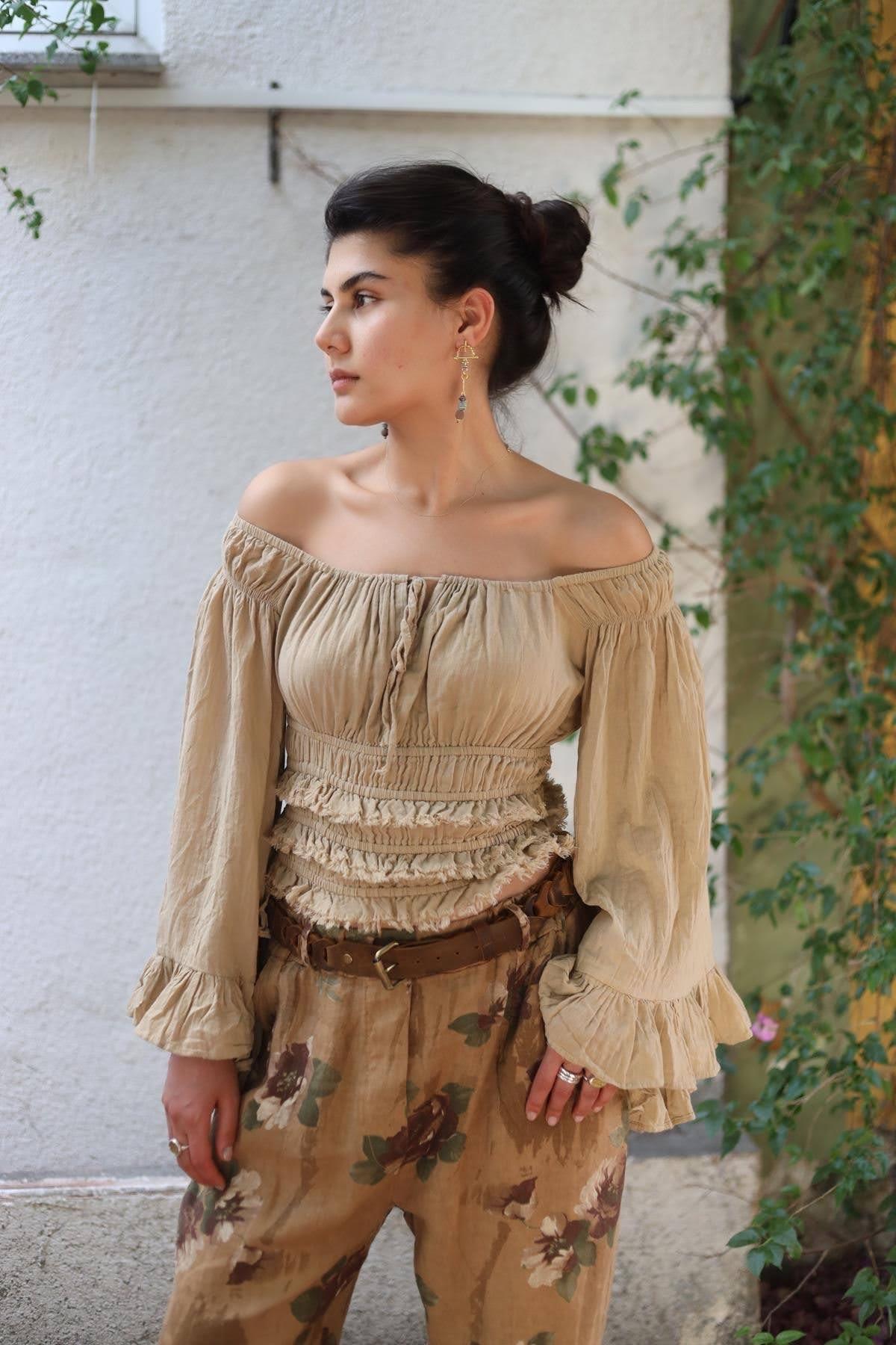 Bej Yakası Büzgülü Kolları Asimetrik Volanlı Bluz