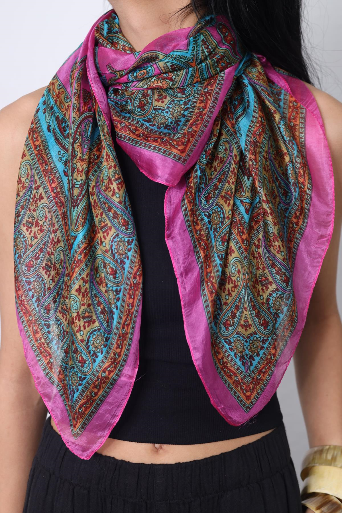 Pembe Desenli Kare İpek Şal