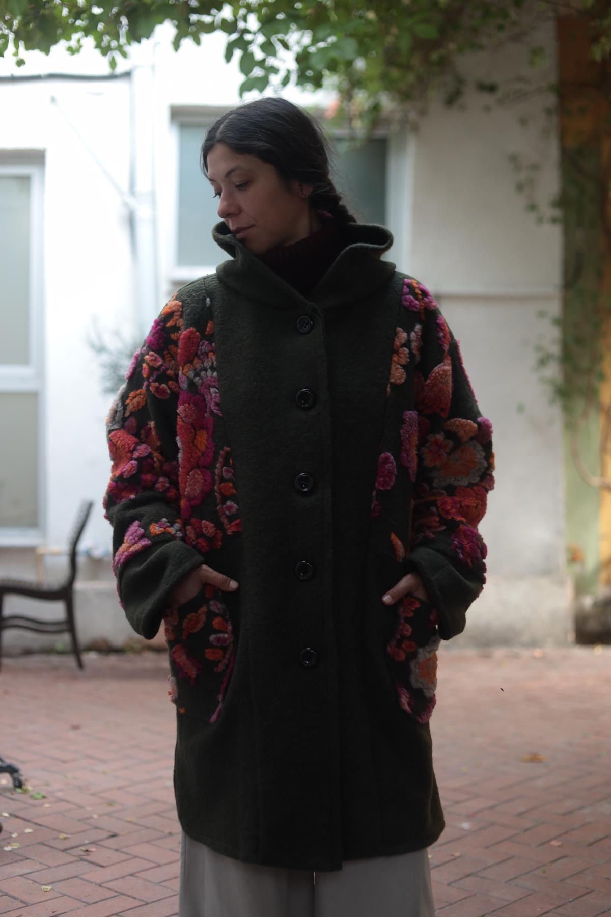 Haki Çiçek Desenli Kapüşonlu Yün Kaban