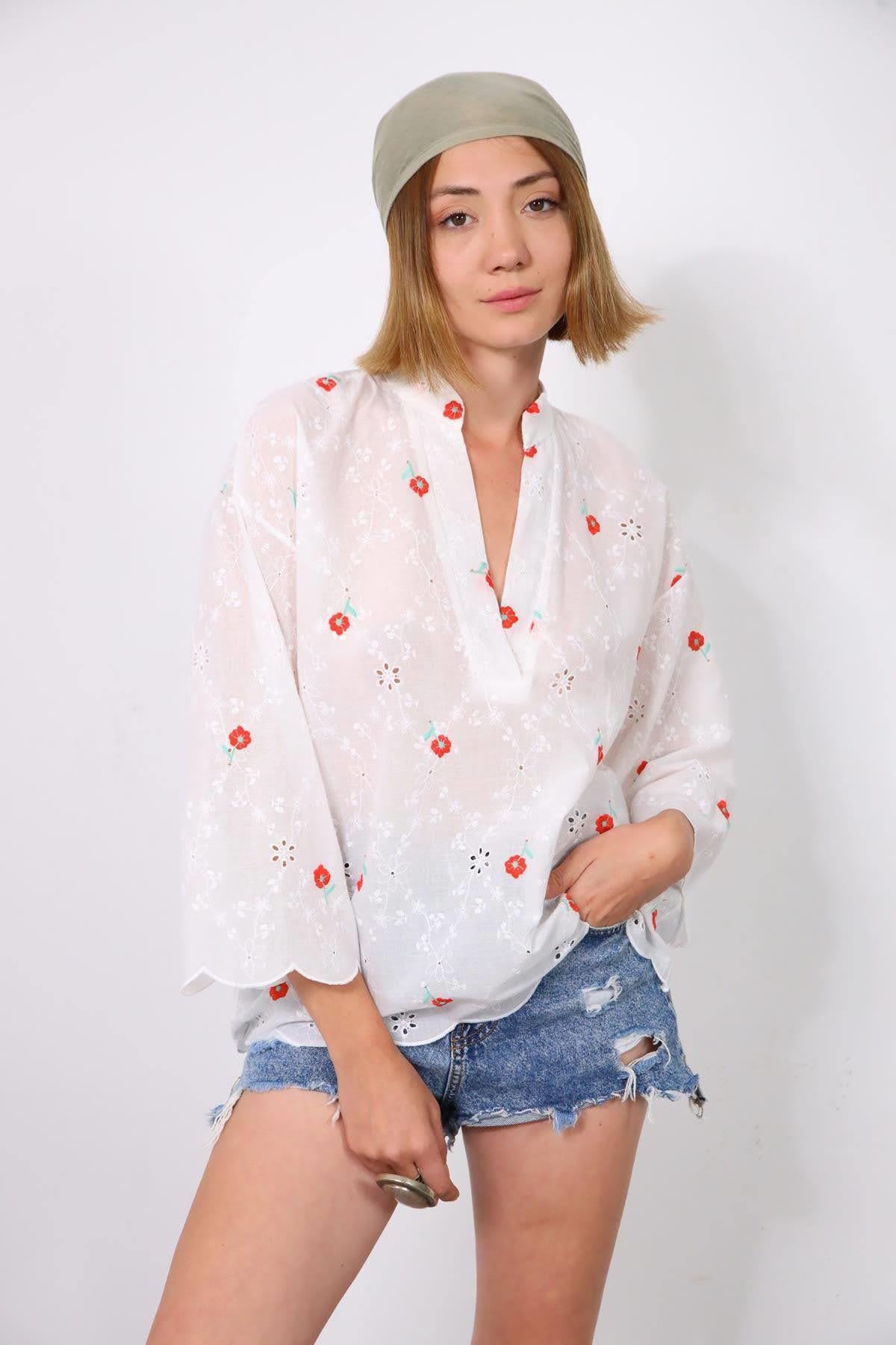 Beyaz Kırmızı Çiçek İşlemeli Hakim Yaka Ajurlu Fisto Bluz - Şaman Butik Beyaz Kırmızı Çiçek İşlemeli Hakim Yaka Ajurlu Fisto Bluz