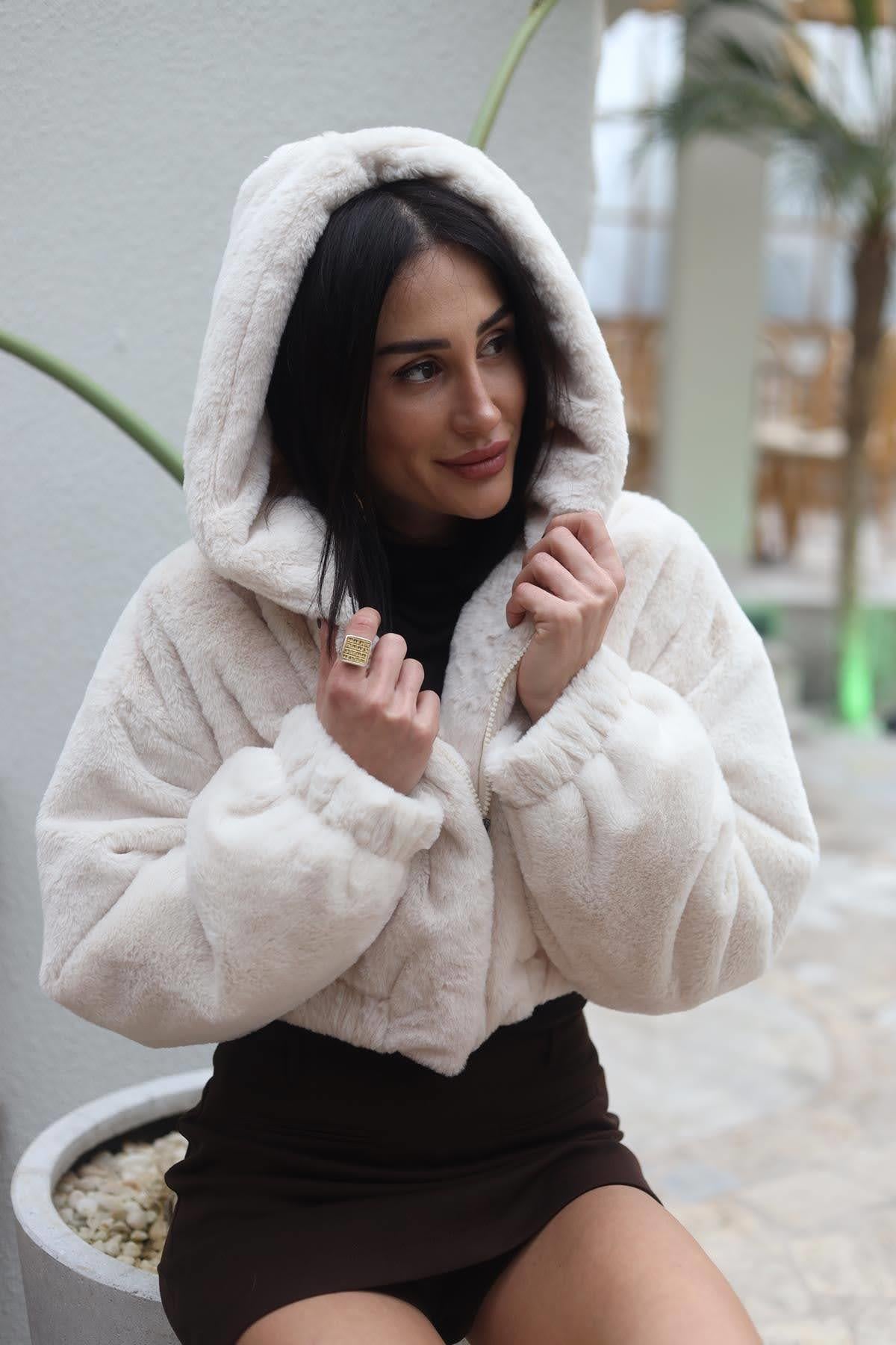 Krem Rengi Kapüşonlu Peluş Crop Ceket