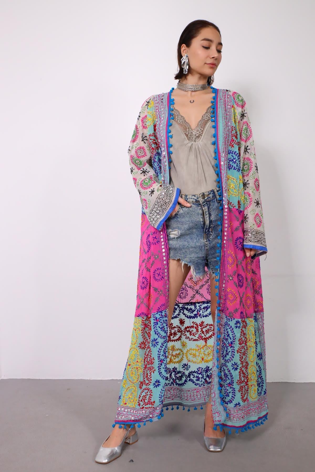 Renkli Pul İşlemeli Kenarları Ponponlu Bohem Kaftan - Şaman Butik Renkli Pul İşlemeli Kenarları Ponponlu Bohem Kaftan