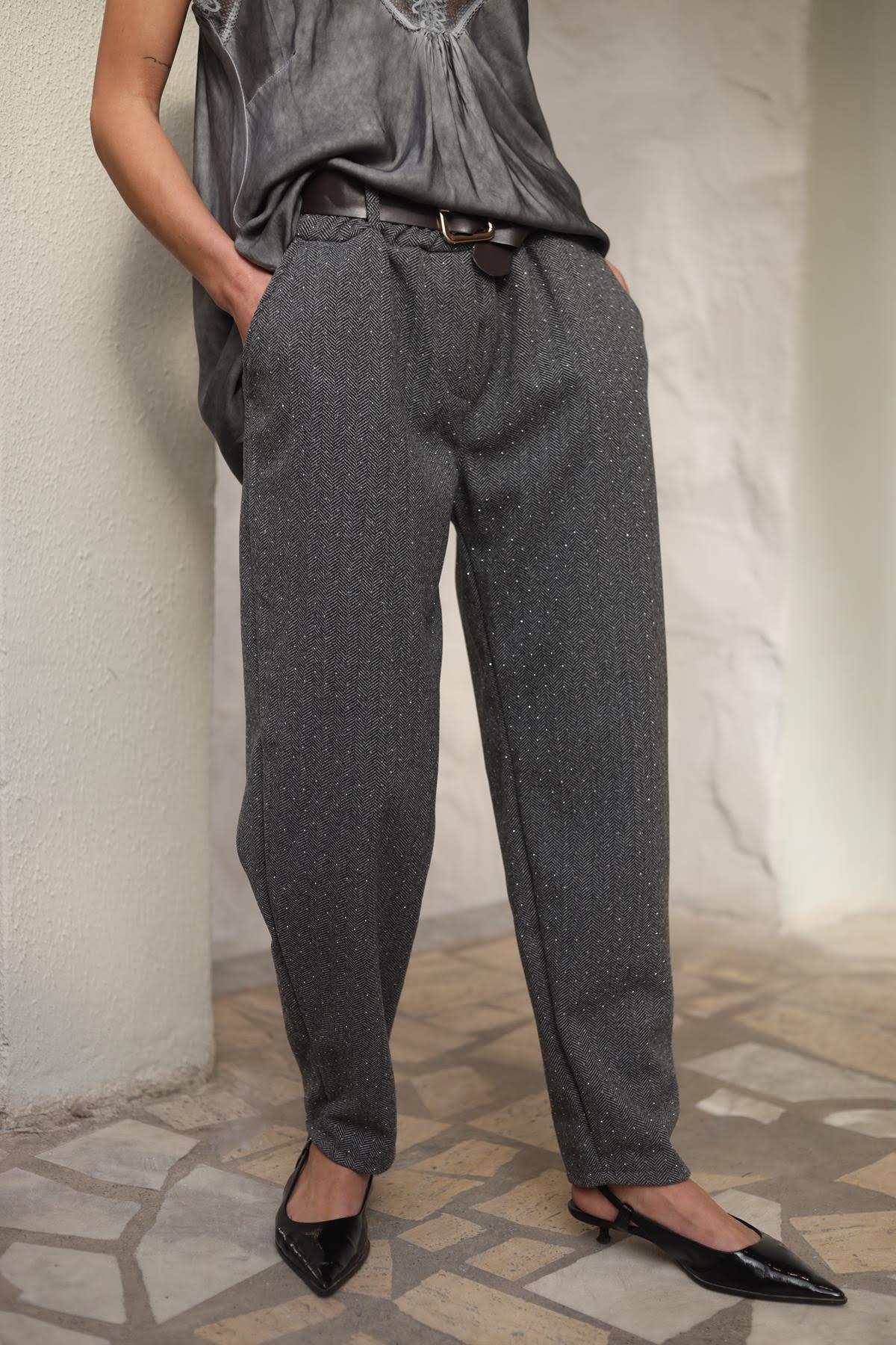 Gri Balıksırtı Desenli Taşlı Kaşe Pantolon