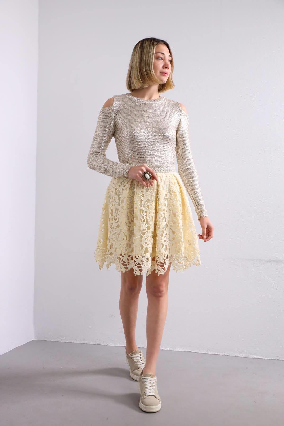  Gold Rengi Omuz Dekolteli Payet Detaylı Triko Bluz